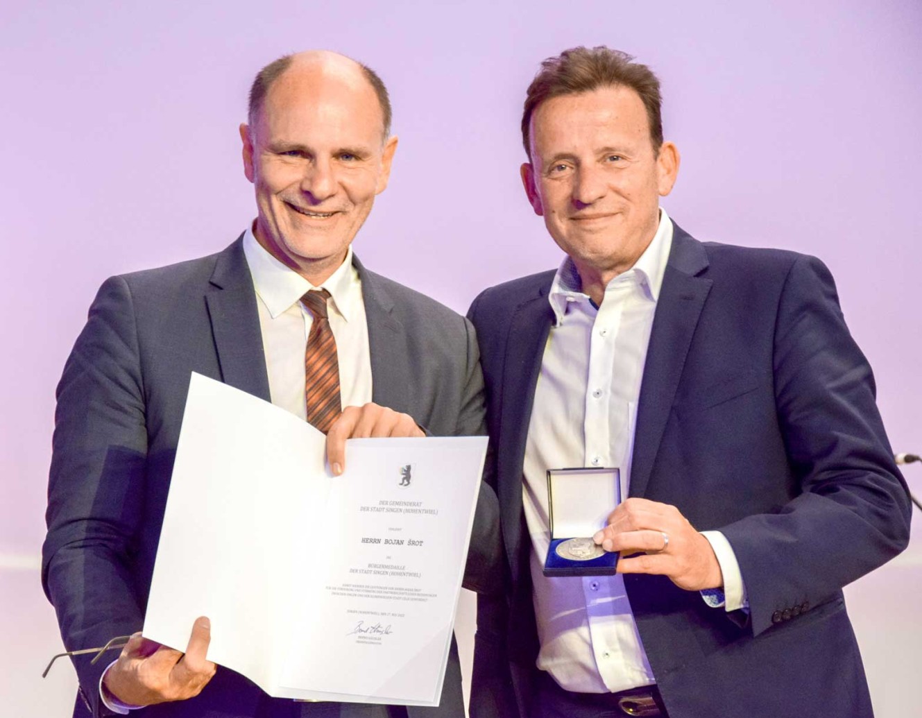Celjes Bürgermeister Bojan Srot (rechts) hat die Bürgermedaille der Stadt Singen von OB Häusler verliehen bekommen. Celjes Bürgermeister Bojan Srot (rechts) hat die Bürgermedaille der Stadt Singen von OB Häusler verliehen bekommen.