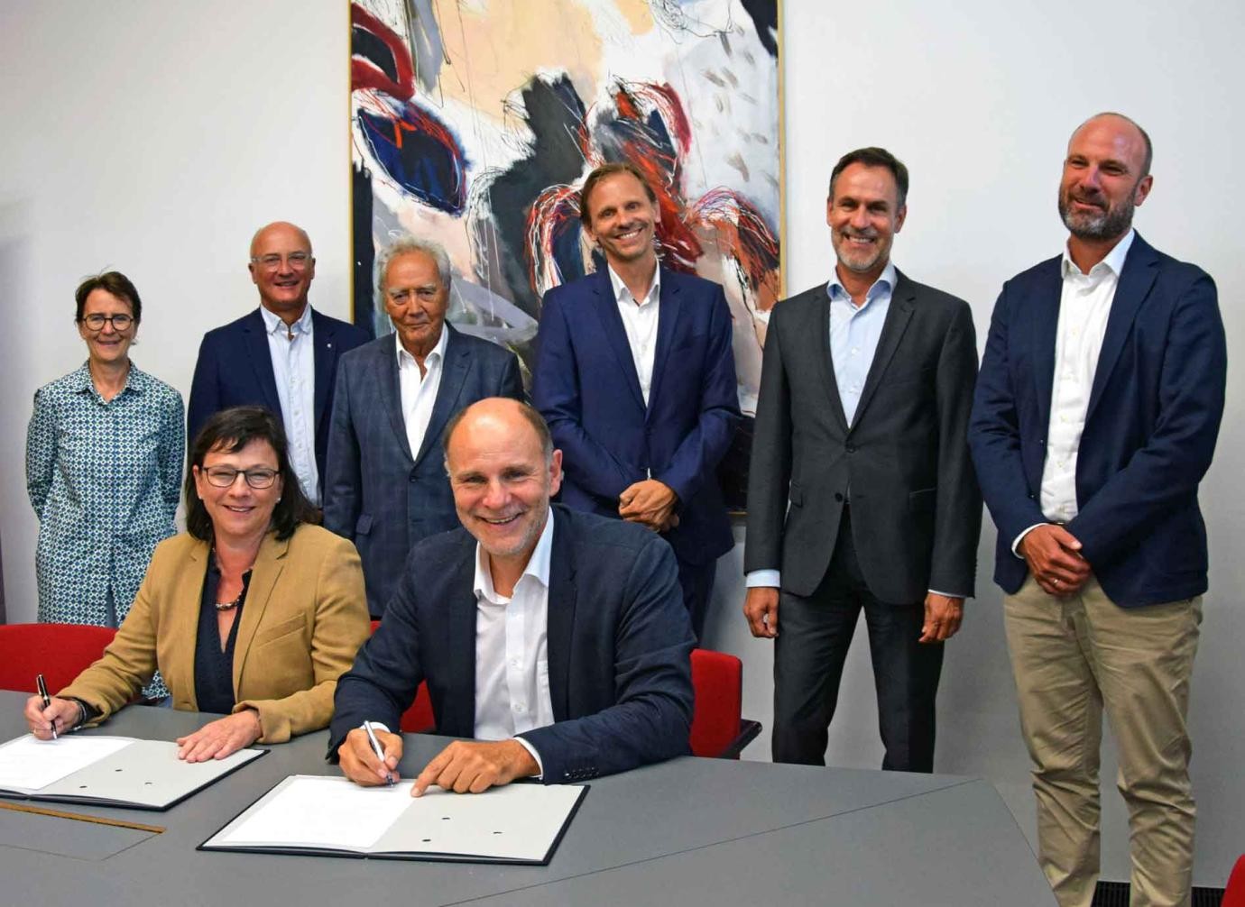 Prof. Dr. Sabine Rein (HTWG) und OB Bernd Häusler (am Tisch) haben mit ihrer Unterschrift den Grundstein für das „Reallabor“ gelegt. Die weiteren „Geburtshelfer“ (von links): Claudia Kessler-Franzen, Wilfried Trah, Dr. Gerd Springe, Prof. Dr. Gunnar Schubert, Dr. Joachim Maier und Matthias Blumentrath. Prof. Dr. Sabine Rein (HTWG) und OB Bernd Häusler (am Tisch) haben mit ihrer Unterschrift den Grundstein für das „Reallabor“ gelegt. Die weiteren „Geburtshelfer“ (von links): Claudia Kessler-Franzen, Wilfried Trah, Dr. Gerd Springe, Prof. Dr. Gunnar Schubert, Dr. Joachim Maier und Matthias Blumentrath.