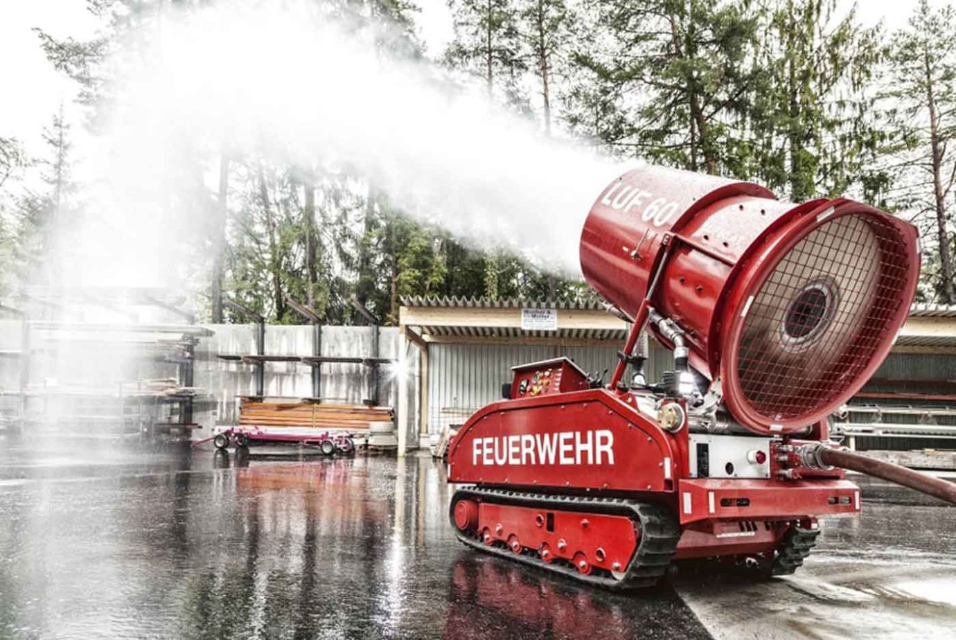 Das Lösch-Unterstützungs-Fahrzeug-LUF 60 im Einsatz. Das Lösch-Unterstützungs-Fahrzeug-LUF 60 im Einsatz.