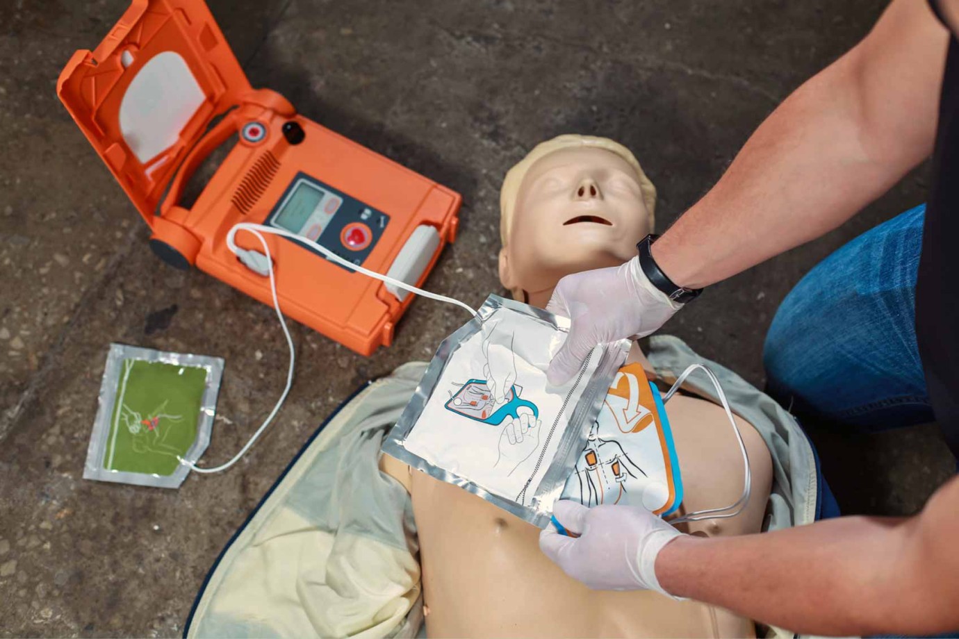 Lebenswichtiges Wissen: AED-Schulung.