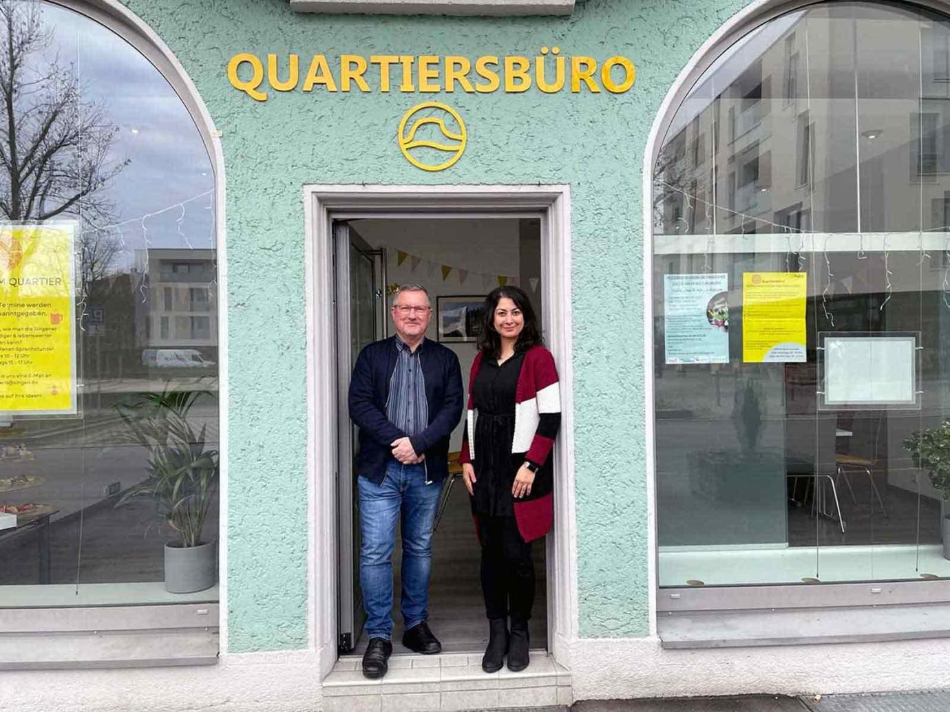 Quartiersbüro Shirin Burkart und Martin Burmeister vor dem Quartiersbüro Alpenstraße 13