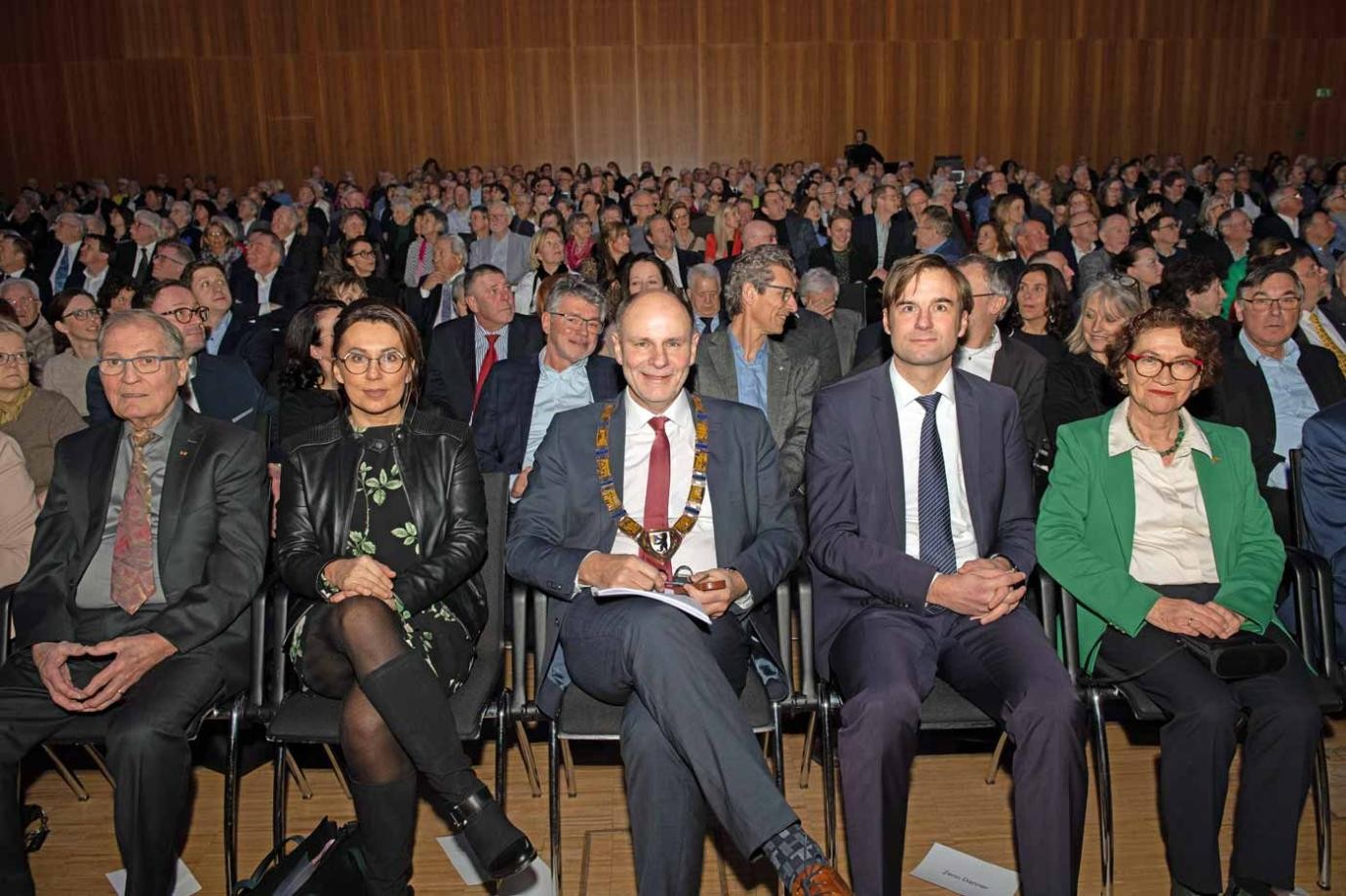 Die erste Reihe beim Neujahrsempfang in der Stadthalle Singen. Die erste Reihe beim Neujahrsempfang in der Stadthalle Singen: Fünf Personen