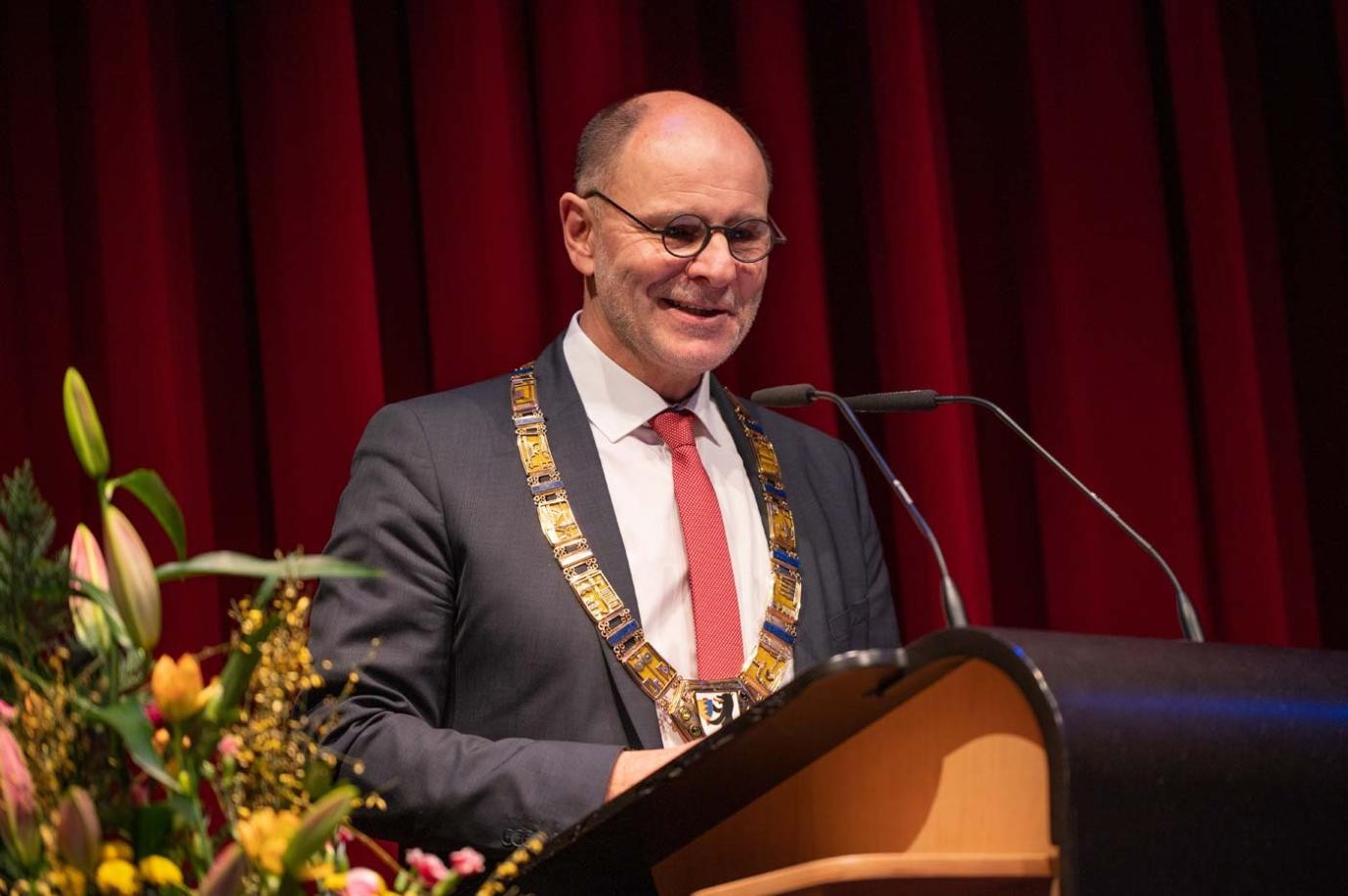 Oberbürgermeister Bernd Häusler mit der Amtskette.