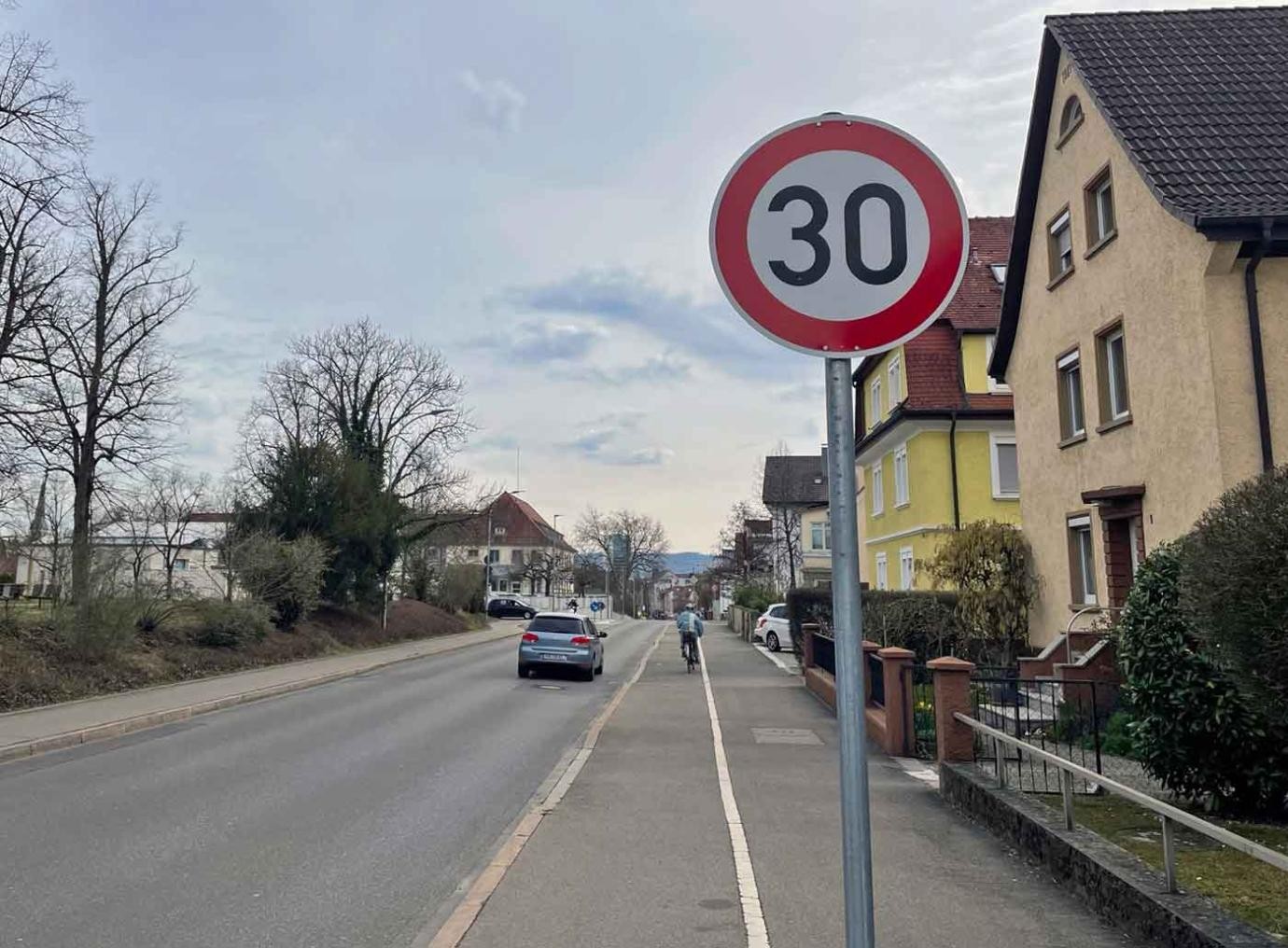 Tempo 30 Schild an einer Straße in Singen