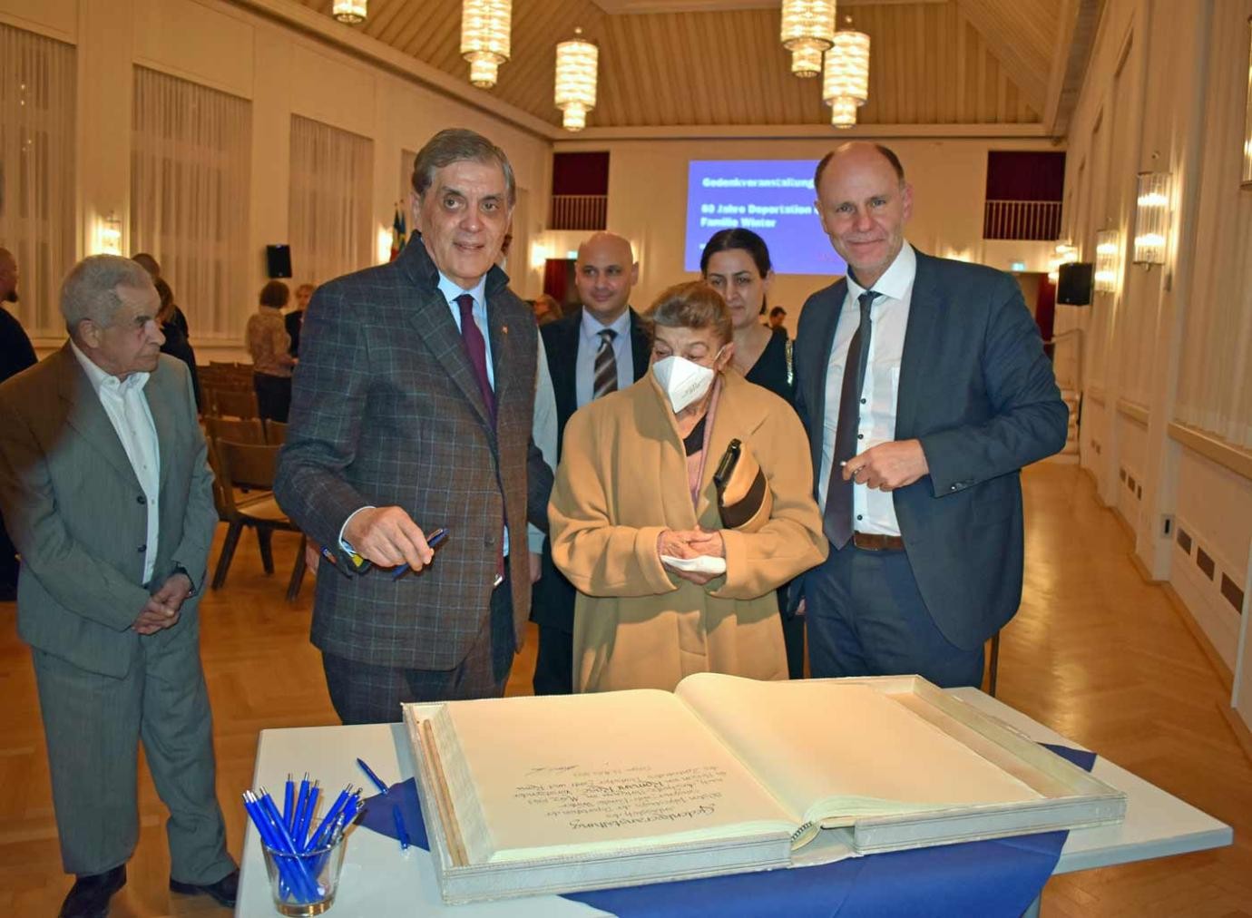 Eintrag ins Goldene Buch der Stadt Singen (von links): Anton Pedro Lehmann (Nachfahre der Fam. Winter), Romani Rose (Vorsitzender des Zentralrats Deutscher Sinti und Roma), Maria Lehmann (Nachfahrin der Fam. Winter) und OB Häusler. Eintrag ins Goldene Buch der Stadt Singen im Vordergund Anton Pedro Lehmann, Romani Rose, Maria Lehmann und OB Häusler.