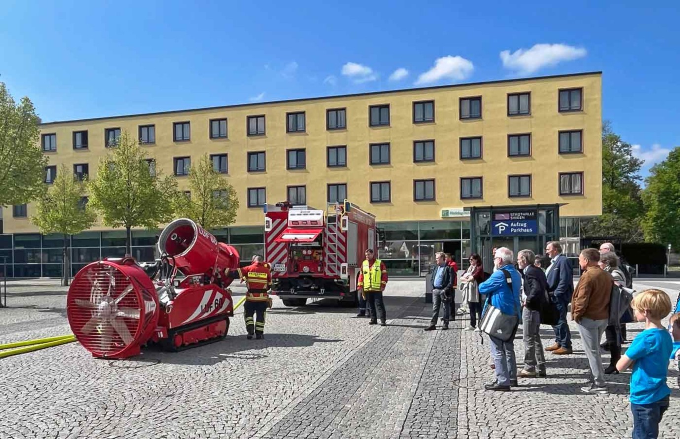 Das neue Löschunterstützungsfahrzeug (LUF 60) der Feuerwehr Singen wird in Augenschein genommen. Ein Löschfahrzeug auf dem Singener Rathausplatz und mehrere Personen