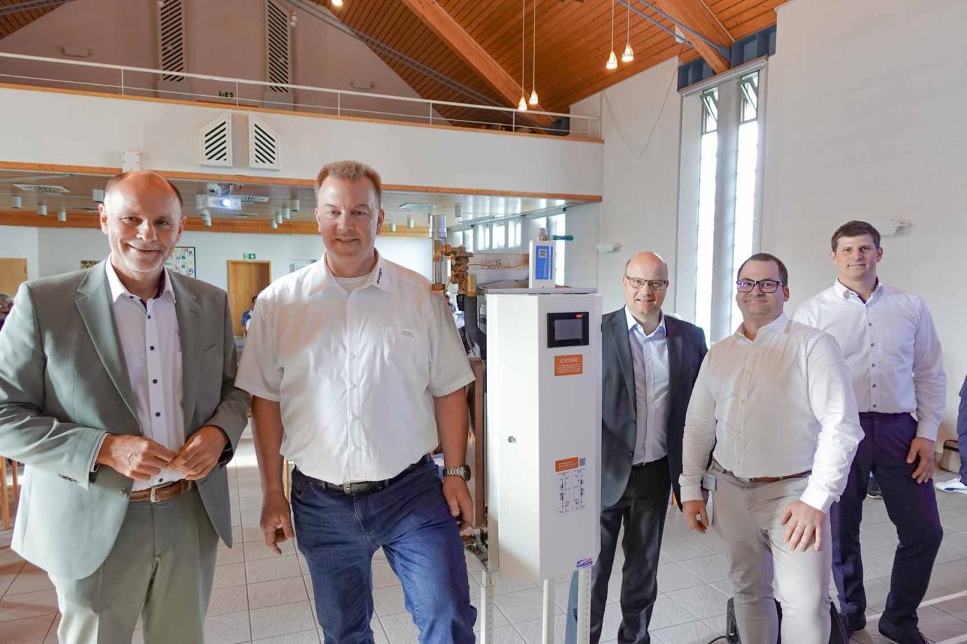 Bei der Bürgervorinformation zu einem möglichen Nahwärmenetz im Masurenstraßengebiet (v.l.): Oberbürgermeister Bernd Häusler, Peter Ehret (Leiter Wärme, Erzeugung und Betrieb bei der Thüga Energie), Dr. Markus Spitz (Geschäftsführer Thüga Energie Singen) neben einer Übergabestation sowie die Projektmanager der Thüga Michael Köhn und Sebastian Funk. Foto: Stadt Singen (Johanna Volz) Bei der Bürgervorinformation zu einem möglichen Nahwärmenetz im Masurenstraßengebiet (v.l.): Oberbürgermeister Bernd Häusler, Peter Ehret (Leiter Wärme, Erzeugung und Betrieb bei der Thüga Energie), Dr. Markus Spitz (Geschäftsführer Thüga Energie Singen) neben einer Übergabestation sowie die Projektmanager der Thüga Michael Köhn und Sebastian Funk. Foto: Stadt Singen (Johanna Volz)