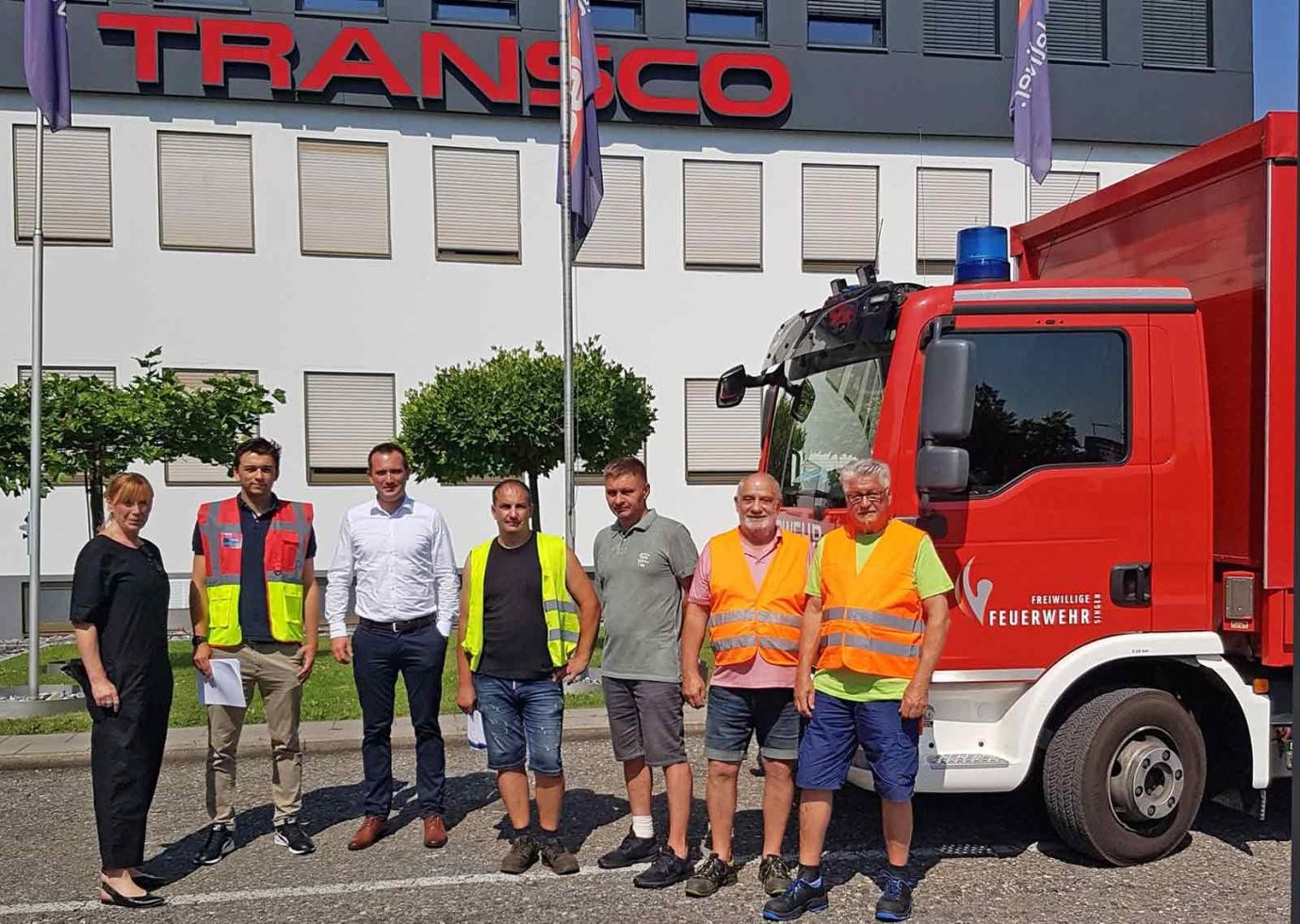 Viele Hände trugen gemeinschaftlich zum Gelingen des mittlerweile dritten Hilfstransports in Singenes Partnerstadt Kobeljaky bei. Sieben Personen stehen neben einem Feuerwehrfahrzeug.