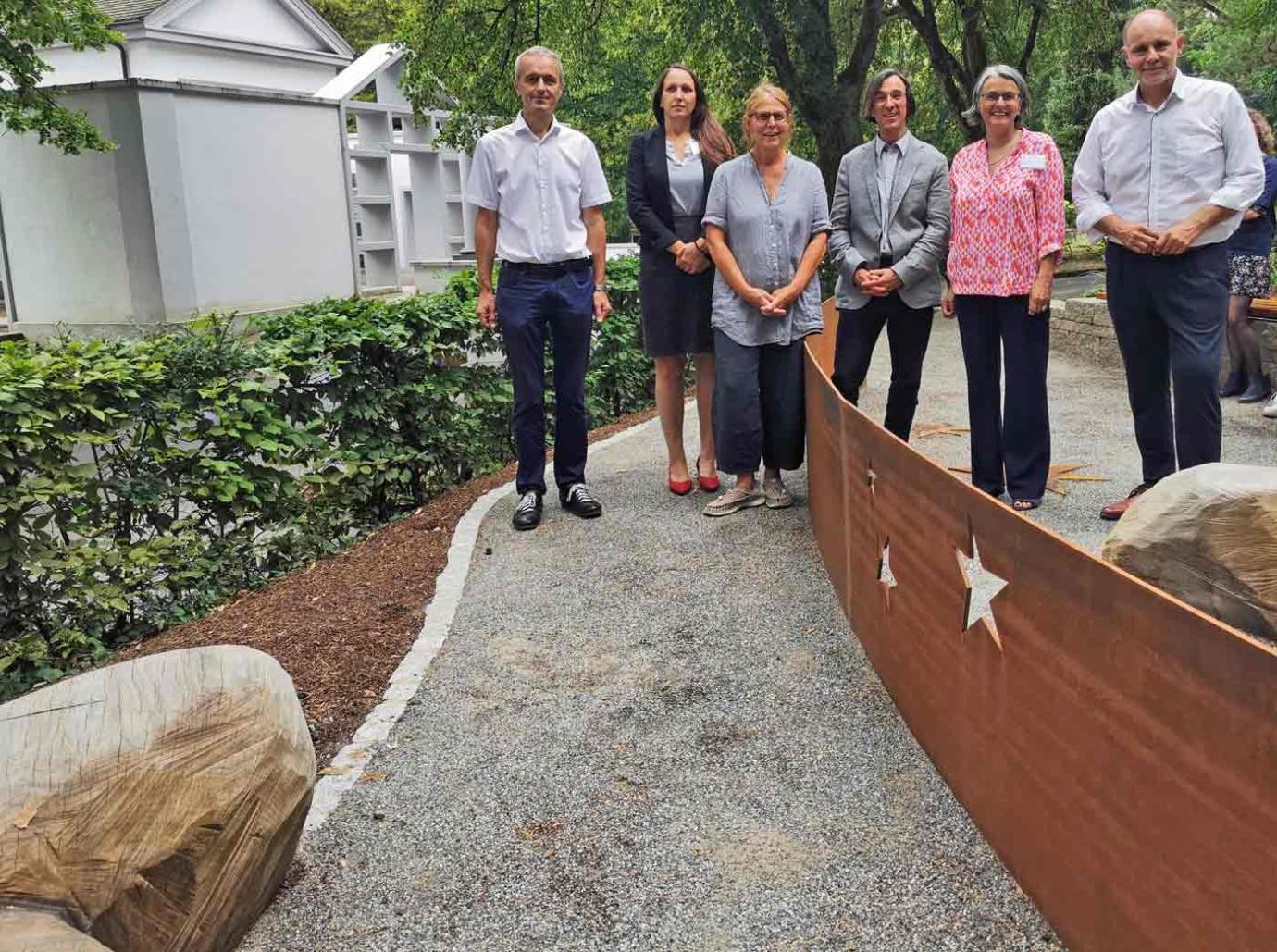 Feierliche Einweihung der Stele für Sternenkinder (von links): Christoph Labuhn (Klinikseelsorger), Rebecca Sellmann (Kfm. Direktorin Hegau-Bodensee-Klinikum), Elisabeth Paul, Dr. Wolfram Lucke (Chefarzt Frauenklinik), Waltraud Reichle (Klinikseelsorgerin) und OB Häusler. Feierliche Einweihung der Stele für Sternenkinder (von links): Christoph Labuhn (Klinikseelsorger), Rebecca Sellmann (Kfm. Direktorin Hegau-Bodensee-Klinikum), Elisabeth Paul, Dr. Wolfram Lucke (Chefarzt Frauenklinik), Waltraud Reichle (Klinikseelsorgerin) und OB Häusler.