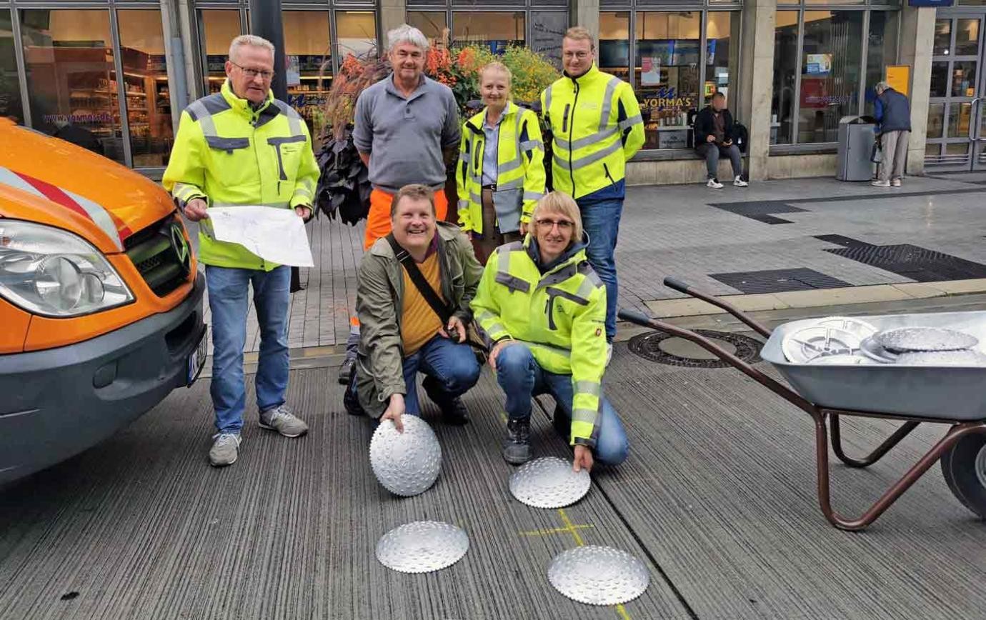 Sie sorgen für mehr Sicherheit (v. li.): Ekkehard Sigg (Leiter Abt. Straßenbau), Dieter Johne (Behindertenbeauftragter des Landkreises), Ulrich Wagner (Technische Dienste), Marc Schipke (Abt. Straßenbau), Angelika Schuler-Schmidtke (Leiterin Abt. Straßenverkehrsbehörde) und Oliver Huber (Abt. Straßenverkehrsbehörde). 6 Personen vor dem Bahnhof Singen