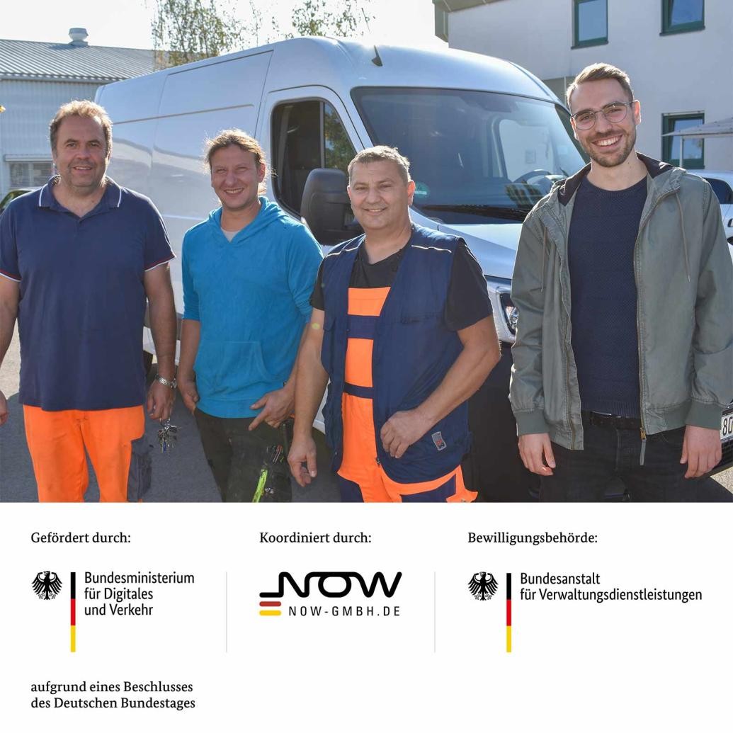 Freuen sich über den ersten vollelektrischen Transporter bei den Technischen Diensten (v.l.): Abteilungsleiter Michael Okle, Leiter der KfZ-Werkstatt Michael Peter, Fahrer Peter Kampka und Sachgebietsleiter für Rechnungswesen, Simon Bayer. Bild: Stadt Singen Freuen sich über den ersten vollelektrischen Transporter bei den Technischen Diensten: Abteilungsleiter Michael Okle, Leiter der KfZ-Werkstatt Michael Peter, Fahrer Peter Kampka und Sachgebietsleiter für Rechnungswesen, Simon Bayer. Bild: Stadt Singen