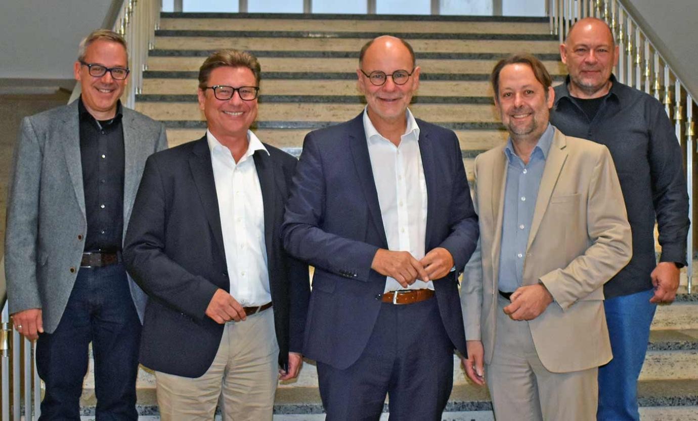 Von links: Thomas Schleicher, Thomas Auer, Bernd Häusler, Dr. Michael Klinger, Dr. Michael Hübner Fünf Männer stehen vor der Treppe im Rathaus Singen