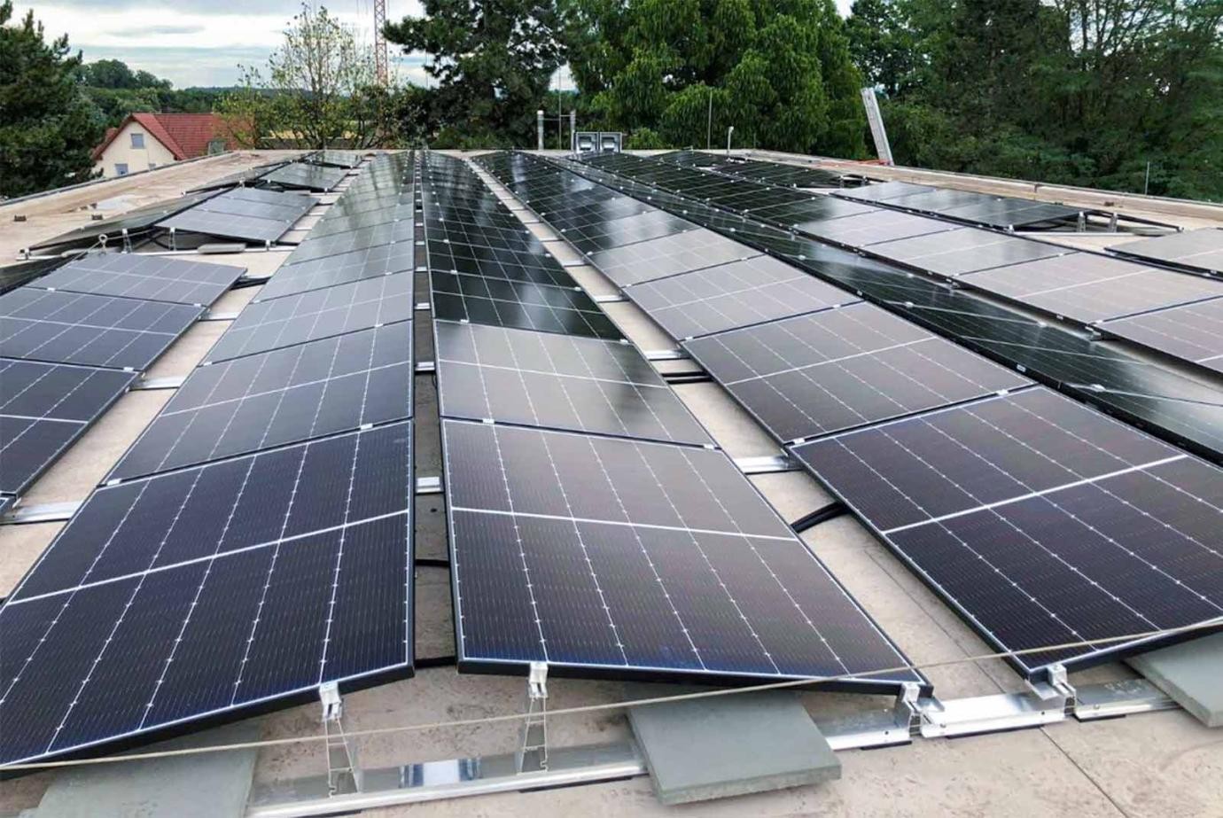Photovoltaik-Anlage auf dem Dach der Hohenkrähenhalle im Singener Ortsteil Schlatt unter Krähen. Photovoltaik-Anlage auf dem Dach der Hohenkrähenhalle im Singener Ortsteil Schlatt unter Krähen.
