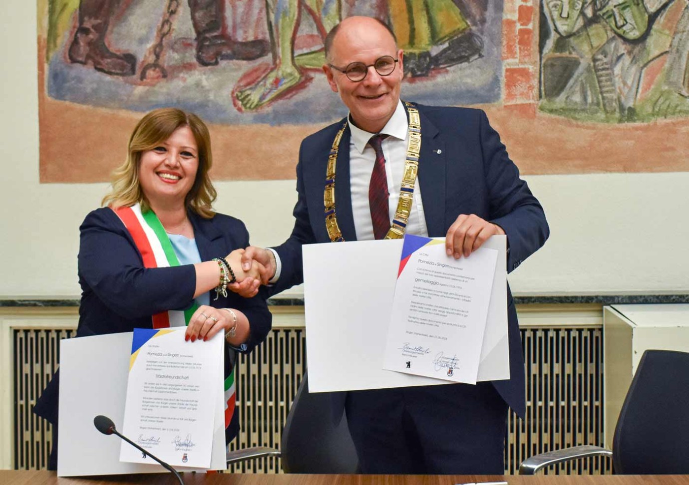 OB Bernd Häusler und die Bürgermeisterin von Pomezia, Veronica Felici, nach der Unterzeichnung der erneuerten Partnerschaftsurkunden.