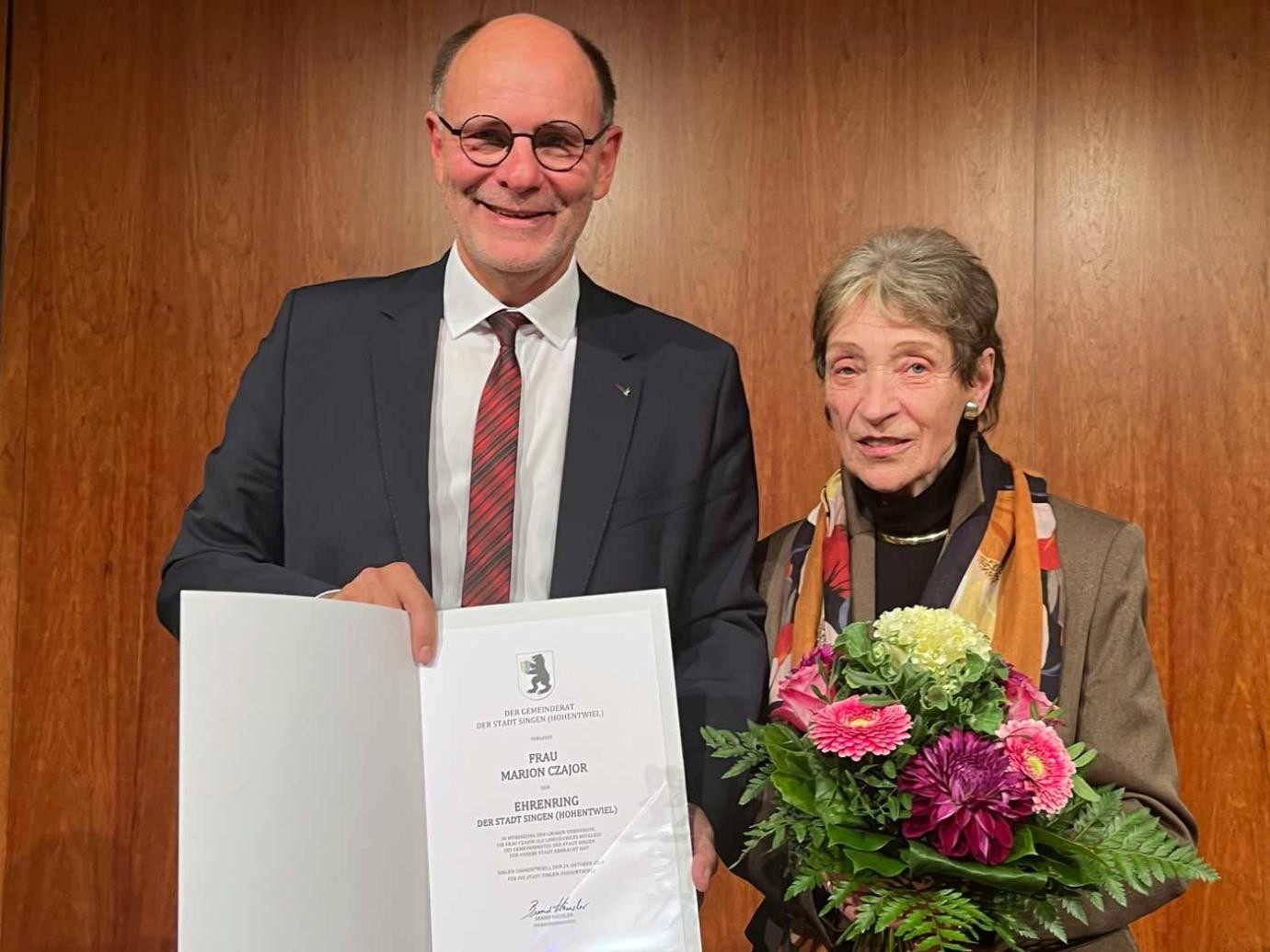 Marion Czajor bekam den Ehrenring der Stadt von Oberbürgermeister Bernd Häusler überreicht. Marion Czajor bekam den Ehrenring der Stadt von Oberbürgermeister Bernd Häusler überreicht.