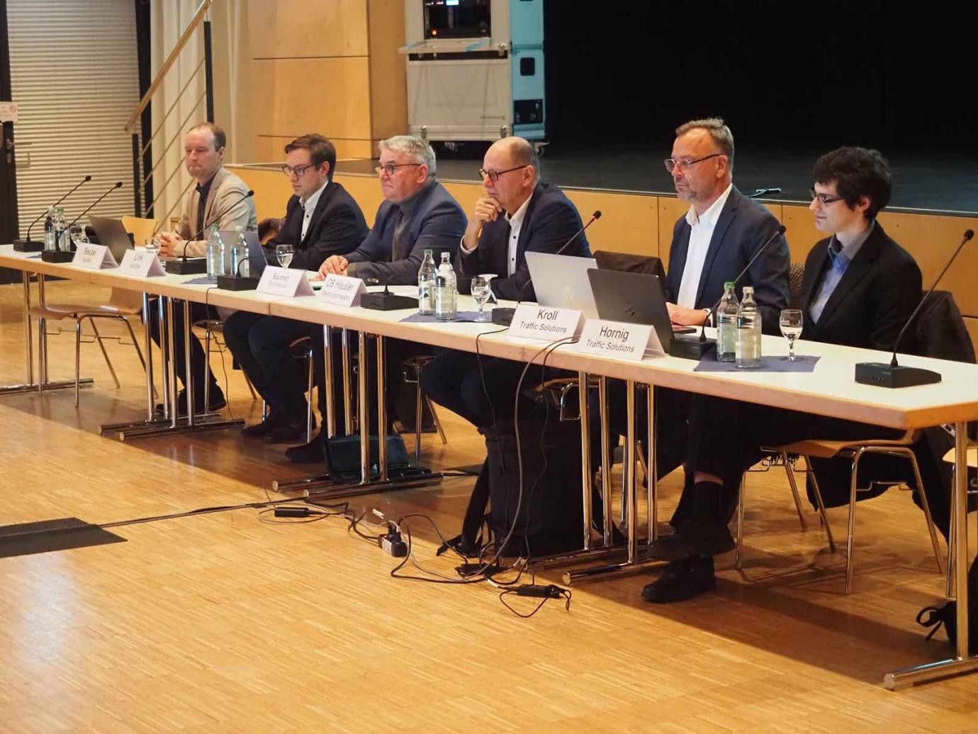 Auf dem Podium bei der Machbarkeitsstudie (v.l.): Yannick Beutel (NVBW), Moritz Link (Verkehrsministerium BW), Bürgermeister Rielasingen-Worblingen Ralf Baumert, Singens Oberbürgermeister Bernd Häusler, Stephan L. Kroll und Manuel Hornig (beide Traffic Solutions). 