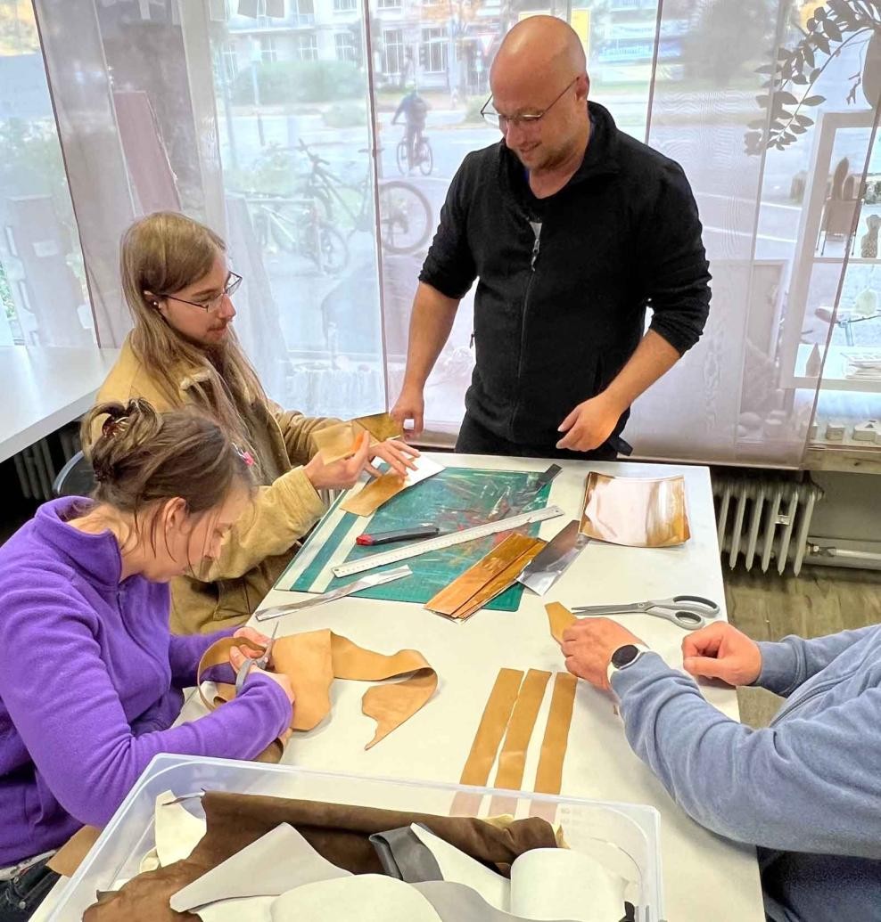 Teilnehmerinnen und Teilnehmer des tagesstrukturierenden Angebots beim Herstellen der museumspädagogischen Materialien für Workshops und Führungen im Hegau Museum. Foto: Hilfsverein für seelische Gesundheit e.V. Teilnehmerinnen und Teilnehmer des tagesstrukturierenden Angebots beim Herstellen der museumspädagogischen Materialien für Workshops und Führungen im Hegau Museum. Foto: Hilfsverein für seelische Gesundheit e.V.