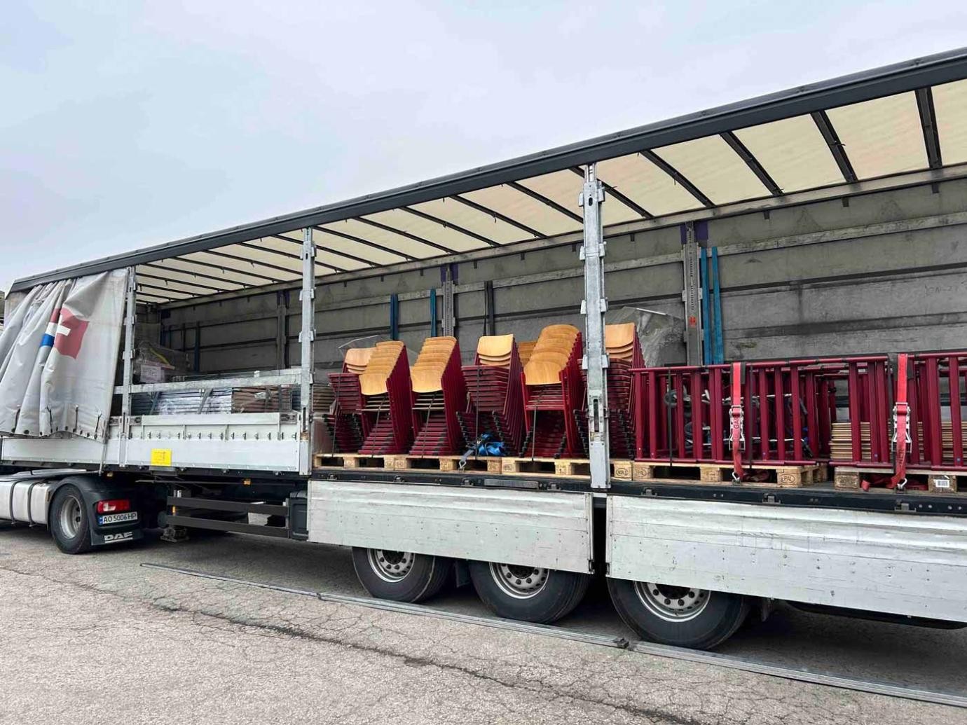 Der Lastzug wurde in Singen bei der Spedition TRANSCO unter anderem mit weiteren Schultischen und Stühlen beladen.