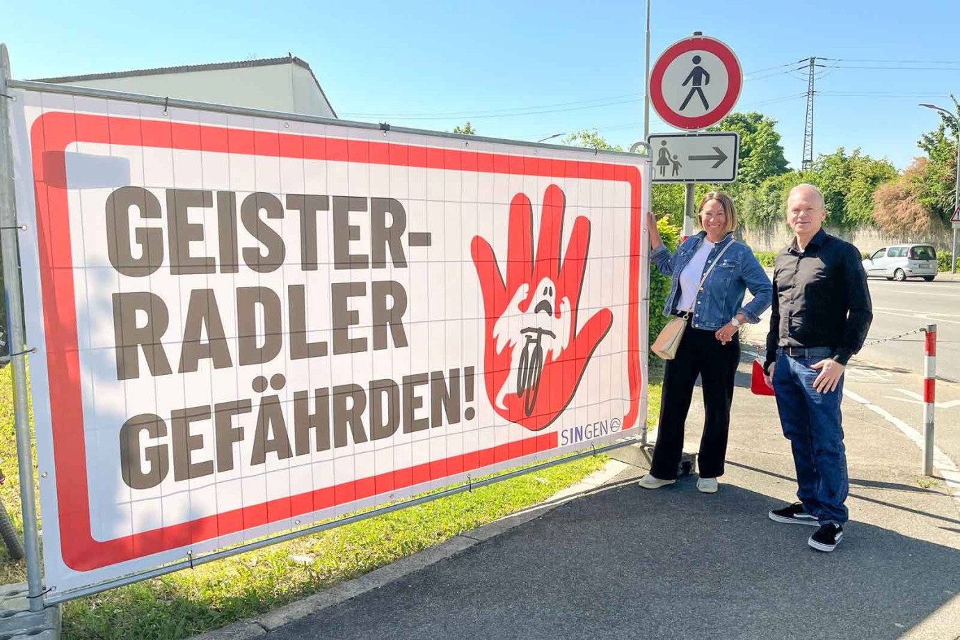 Zeigen klare Kante gegen Geisterradler: Petra Jacobi, Radverkehrsbeauftragte der Stadt Singen, und Thomas Mügge, Leiter des Fachbereichs Bauen, vor einem der neuen Aufmerksamkeitsmarker.