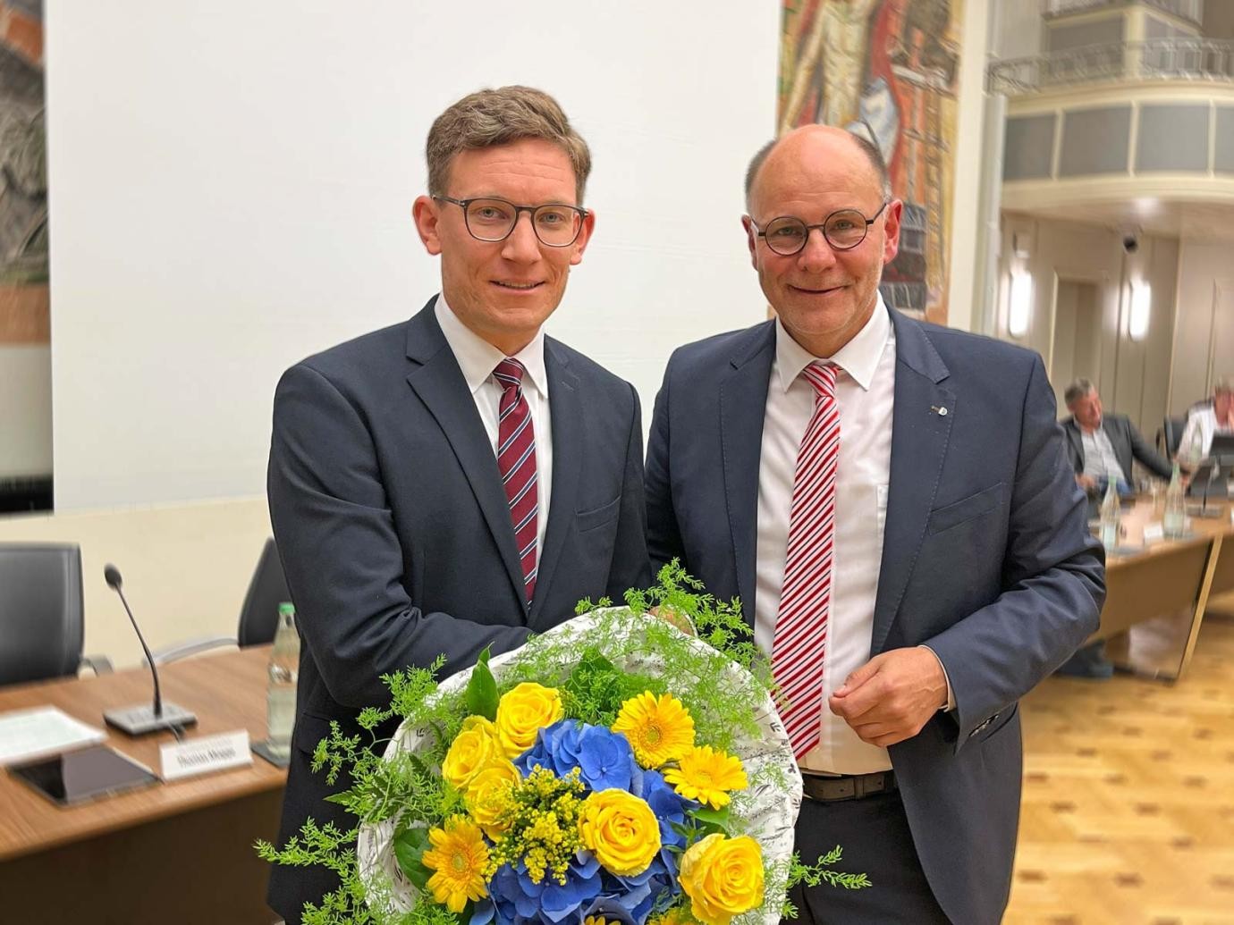 Oberbürgermeister Bernd Häusler (rechts) gratuliert dem neu gewählten Ersten Beigeordneten der Stadt Singen, Marcus Röwer (links). Oberbürgermeister Bernd Häusler (rechts) gratuliert dem neu gewählten Ersten Beigeordneten der Stadt Singen, Marcus Röwer (links).