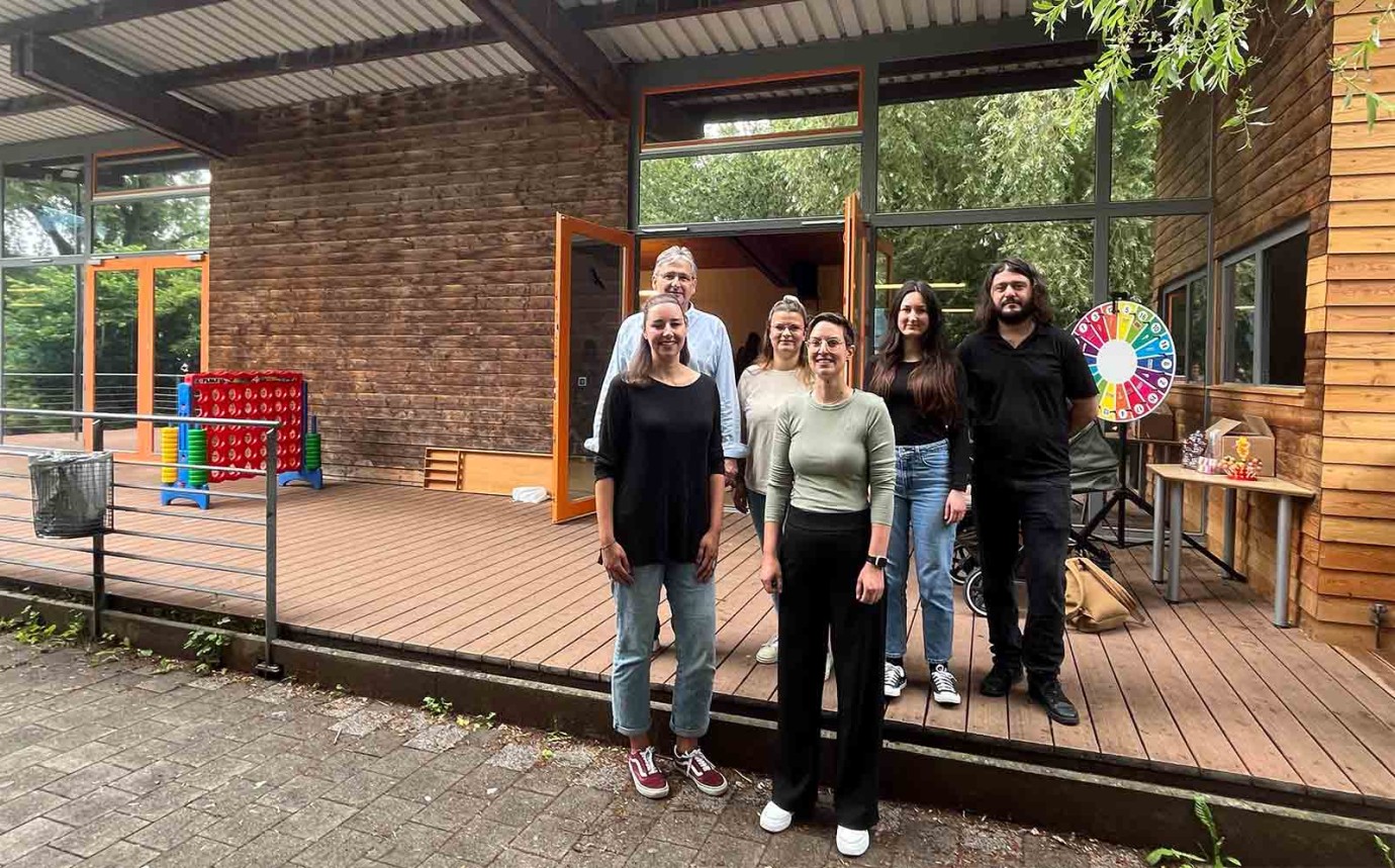 Freuen sich gemeinsam über die Wiedereröffnung: v.r. Sandra Kuppel, Leiterin des JuNo-Team, Selina Brix, Abteilungsleiterin Kinder und Jugend, Dilo Doko, Nicole Pataric, Ramona Graf (alle Team JuNo) und der Fachbereichsleiter Bildung und Sport, Bernd Walz.