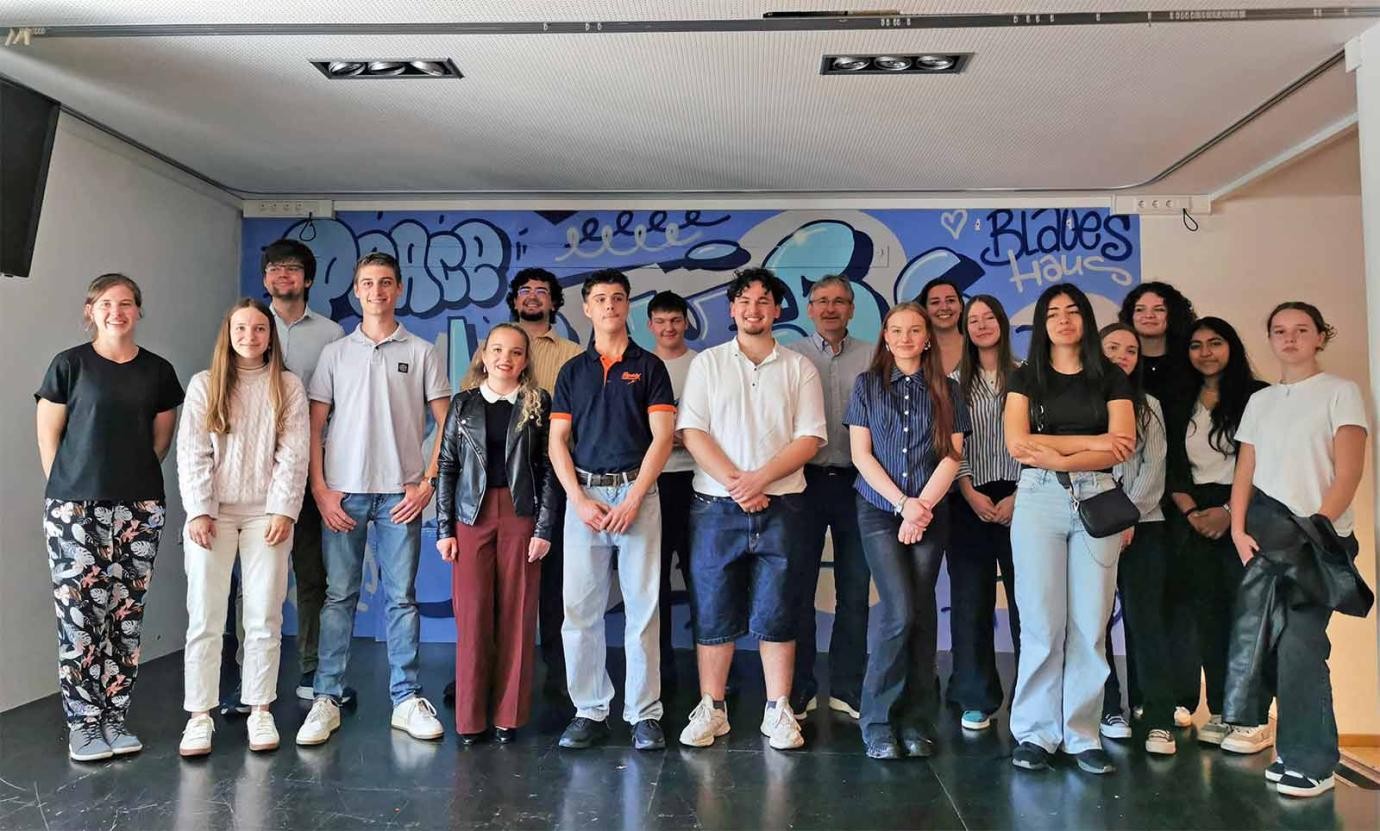 Die Mitglieder des dritten Singener Jugendkomitees nach der Vereidigung im Blauen Haus – mit dabei Fachbereichsleiter Bernd Walz, Selina Brix (Leiterin Abteilung Kinder und Jugend) und Yasmin Pick (Mitarbeiterin Blaues Haus). 