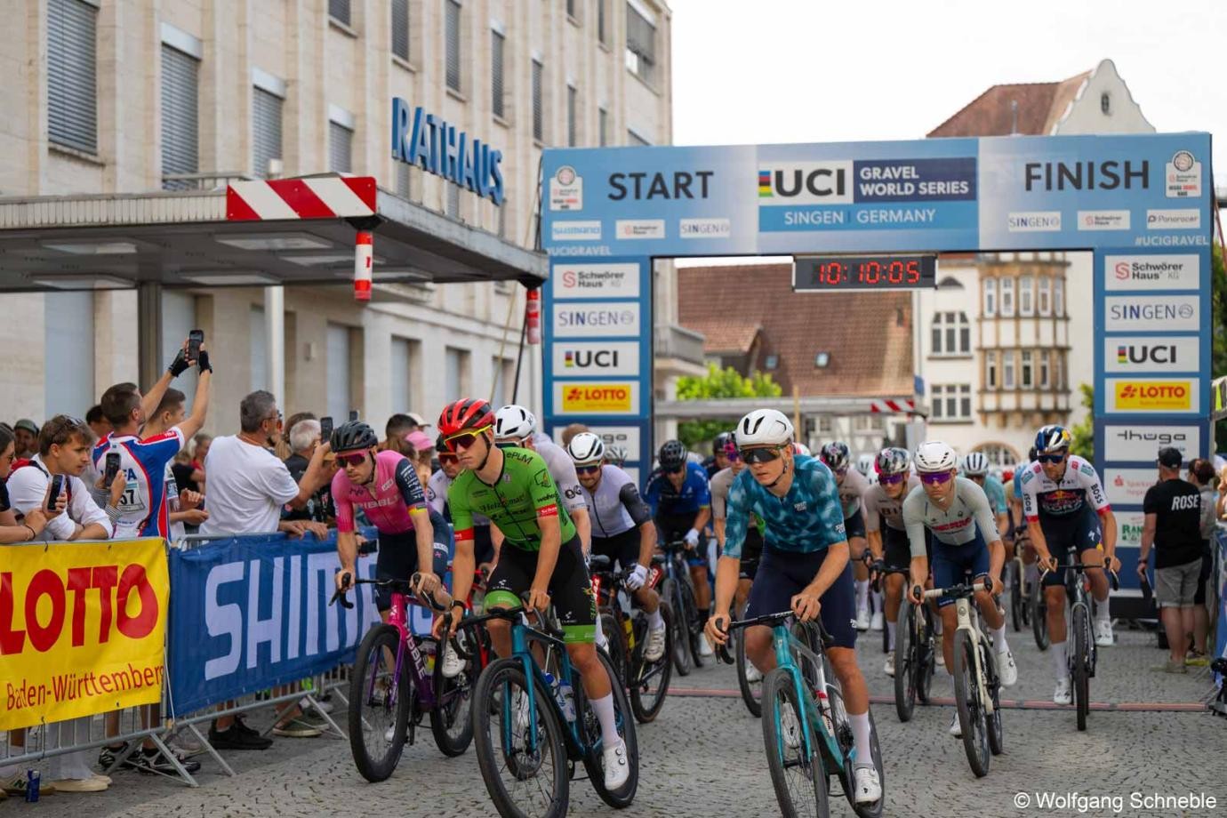Über 700 Fahrerinnen und Fahrer gingen beim Hauptrennen der UCI Gravel World Series auf die 108 Kilometer lange Strecke durch den Hegau. Über 700 Fahrerinnen und Fahrer gingen beim Hauptrennen der UCI Gravel World Series auf die 108 Kilometer lange Strecke durch den Hegau.