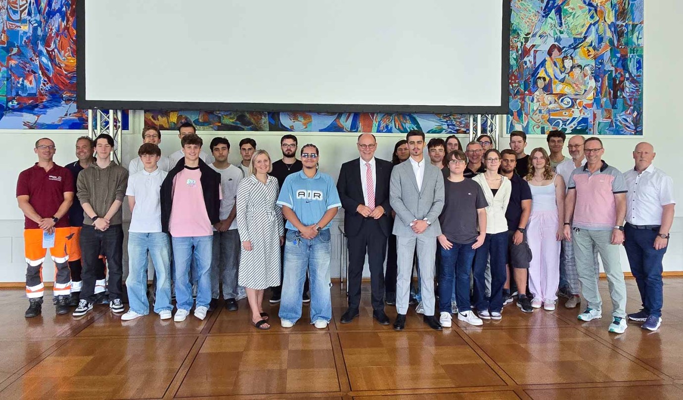 Dank des Engagements der Schülerinnen und Schüler des Technischen Gymnasiums an der Hohentwiel-Gewerbeschule in Singen, können bereits fünf Unterflurmülleimer im Stadtgebiet digital über ihren Füllstand informieren.