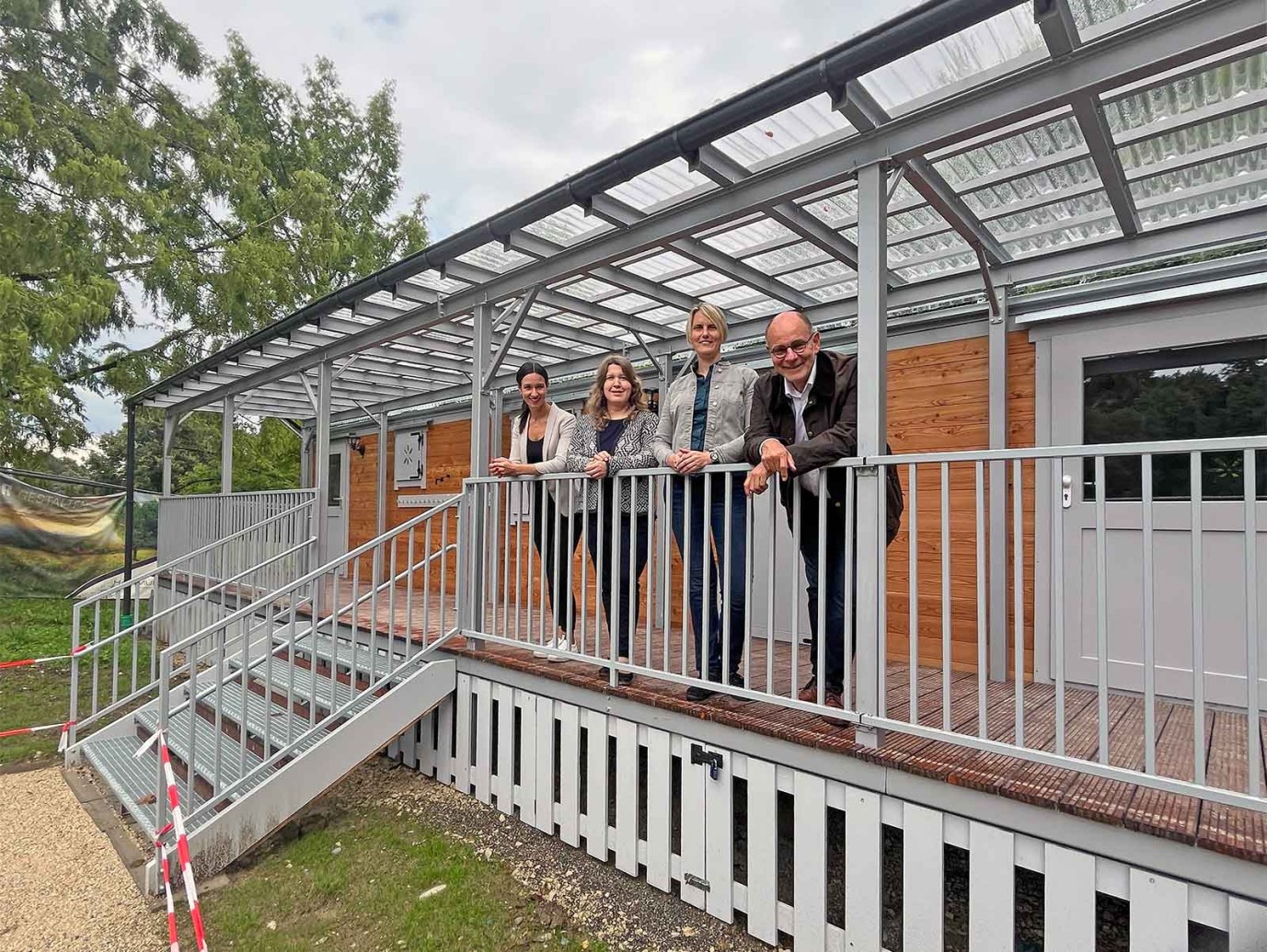 Sie freuen sich über den gelungenen Naturkindergarten „Pfefferminza“ (von rechts): Singens Oberbürgermeister Bernd Häusler, Leonie Braun (Fachbereichsleiterin Soziales), Andrea Hecht (Abteilungsleiterin Kindertagesbetreuung) und Tamara Horak (Abteilung Kindertagesbetreuung). Sie freuen sich über den gelungenen Naturkindergarten „Pfefferminza“ (von rechts): Singens Oberbürgermeister Bernd Häusler, Leonie Braun (Fachbereichsleiterin Soziales), Andrea Hecht (Abteilungsleiterin Kindertagesbetreuung) und Tamara Horak (Abteilung Kindertagesbetreuung).