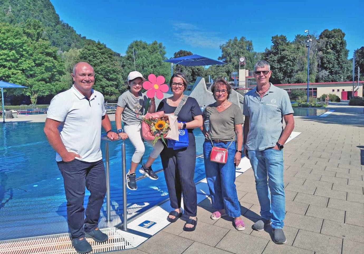 Große Freude bei der Ehrung im Aachbad (von links): Jörg Zimmermann (Abteilungsleiter Sport, Bäder und Verwaltung), Jana und Sabrina Leichenauer, Angelika Berner-Assfalg (Oberbürgermeister-Stellvertreterin/Gemeinderätin) sowie Peter Heck (Betriebsleiter der städtischen Bäder). Große Freude bei der Ehrung im Aachbad (von links): Jörg Zimmermann (Abteilungsleiter Sport, Bäder und Verwaltung), Jana und Sabrina Leichenauer, Angelika Berner-Assfalg (Oberbürgermeister-Stellvertreterin/Gemeinderätin) sowie Peter Heck (Betriebsleiter der städtischen Bäder).