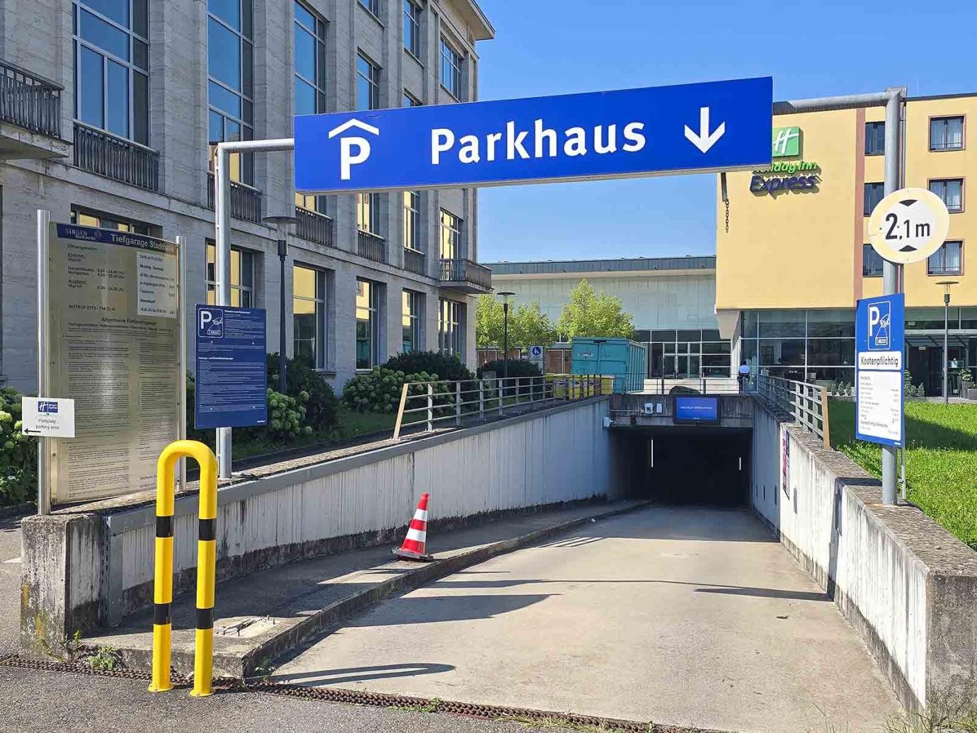 Per Kamera wird das Fahrzeugkennzeichen erfasst, ein Parkticket wird nicht mehr ausgegeben. Per Kamera wird das Fahrzeugkennzeichen erfasst, ein Parkticket wird nicht mehr ausgegeben.