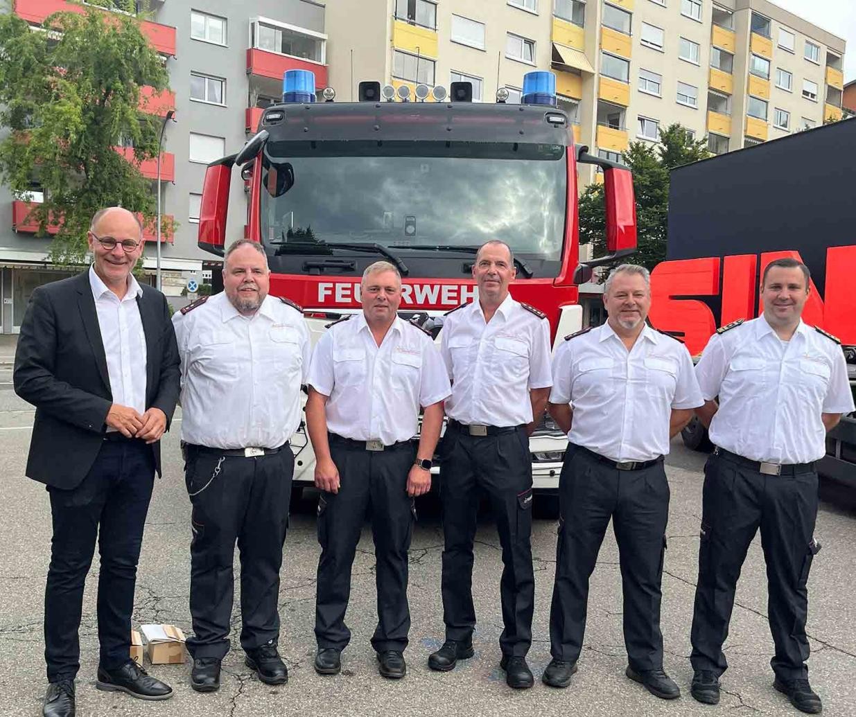 Vor dem neuen HLF 10 stehen (von links) Oberbürgermeister Bernd Häusler, Stefan Tröndle (Leiter Führungsgruppe), Jörg Müller (Leiter LUF-Gruppe), Stefan Schüttler (Abteilungskommandant Stadt), Nelso Luzio (Leiter Gefahrstoffzug) und Feuerwehrkommandant Mario Dutzi. 