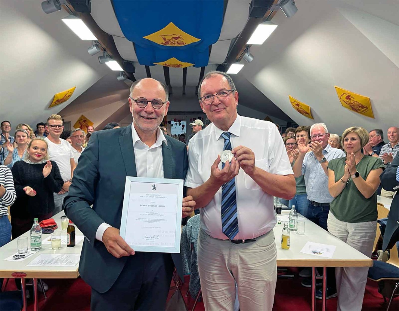 Stephan Glunk (rechts), der langjährige Zunftmeister der Poppele, freut sich über die Bürgermedaille, die er aus den Händen von Oberbürgermeister Bernd Häusler erhalten hat. Stephan Glunk (rechts), der langjährige Zunftmeister der Poppele, freut sich über die Bürgermedaille, die er aus den Händen von Oberbürgermeister Bernd Häusler erhalten hat.