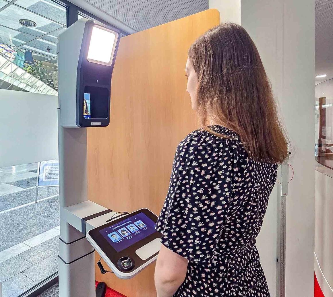 Für die Erstellung digitaler Passfotos für neue Personalausweise und Reisepässe stehen seit Kurzem auch im Bürgerzentrum Singen Passbildautomaten bereit. Für die Erstellung digitaler Passfotos für neue Personalausweise und Reisepässe stehen seit Kurzem auch im Bürgerzentrum Singen Passbildautomaten bereit.