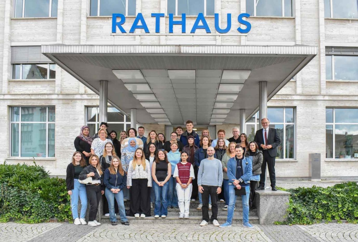 28 Nachwuchskräfte gestalten bei der Stadtverwaltung Singen ihre berufliche Zukunft. Begrüßt wurden sie von Oberbürgermeister Bernd Häusler, Michael Stehle (Sachgebietsleitung Personal), Brigitte Hess (Personalratsvorsitzende), Corinna Acker (Ausbildungsleiterin), Lorena Mancino (Mitarbeiterin allgemeine Personaldienste), Kerstin Simherl (Mitarbeiterin Abteilung Kindertagesbetreuung) sowie Dilara Bozkurt und Zilan Akpinar (Jugend- und Auszubildendenvertretung).