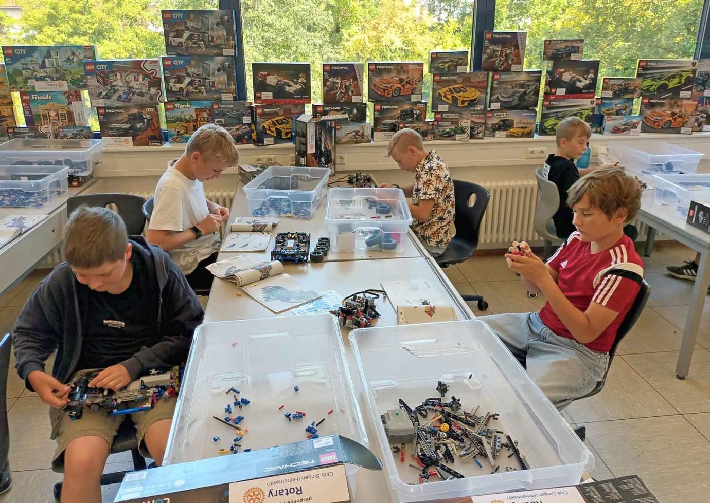 Hochkonzentriert werden die Fahrzeugmodelle zusammengebaut. Hochkonzentriert werden die Fahrzeugmodelle zusammengebaut.