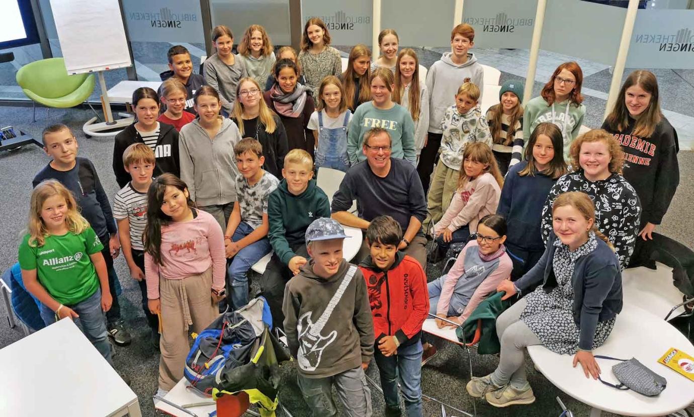 Großen Spaß hatten 32 Kinder und Jugendliche bei der Abschlussveranstaltung von „HEISS AUF LESEN“ in der Singener Stadtbücherei mit der witzigen Lesung von Autor Rüdiger Bertram, vielen Preisen, Süßigkeiten und Urkunden. Großen Spaß hatten 32 Kinder und Jugendliche bei der Abschlussveranstaltung von „HEISS AUF LESEN“ in der Singener Stadtbücherei mit der witzigen Lesung von Autor Rüdiger Bertram, vielen Preisen, Süßigkeiten und Urkunden.