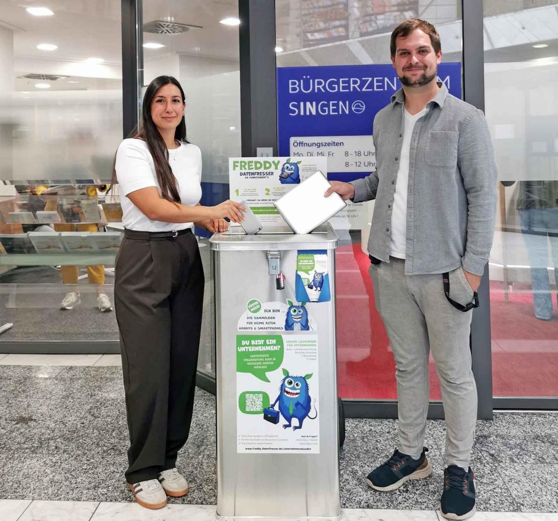 Delwin Osman, Abfallberaterin der Stadtwerke, und Lukas Hoch von der städtischen Stabsstelle Klimaschutz und Klimaanpassung stellen eine umweltfreundliche und datensichere Lösung für die Entsorgung ausrangierter Handys, Smartphones und Tablets vor. Delwin Osman, Abfallberaterin der Stadtwerke, und Lukas Hoch von der städtischen Stabsstelle Klimaschutz und Klimaanpassung stellen eine umweltfreundliche und datensichere Lösung für die Entsorgung ausrangierter Handys, Smartphones und Tablets vor.