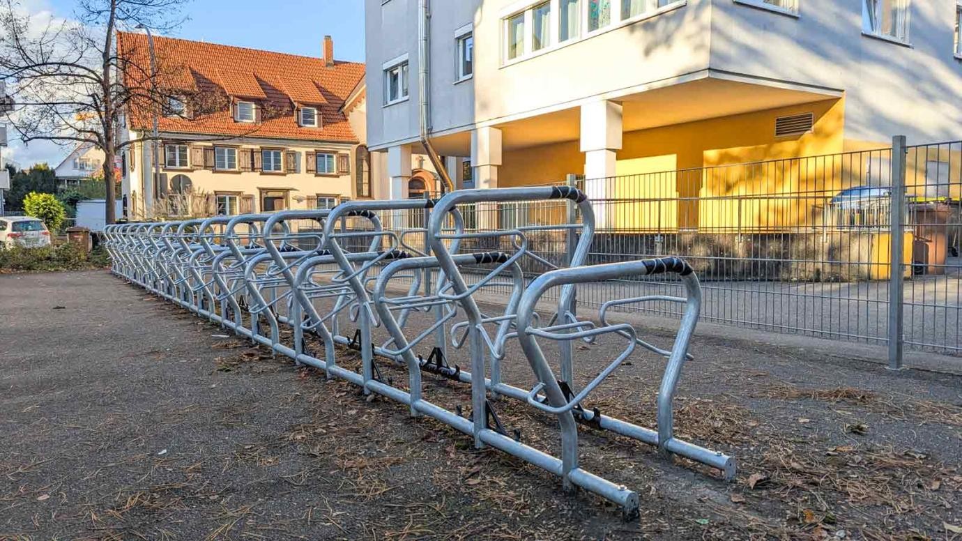 Moderne sichere Fahrradhalterungen an der Ekkehard-Realschule. Moderne sichere Fahrradhalterungen an der Ekkehard-Realschule.