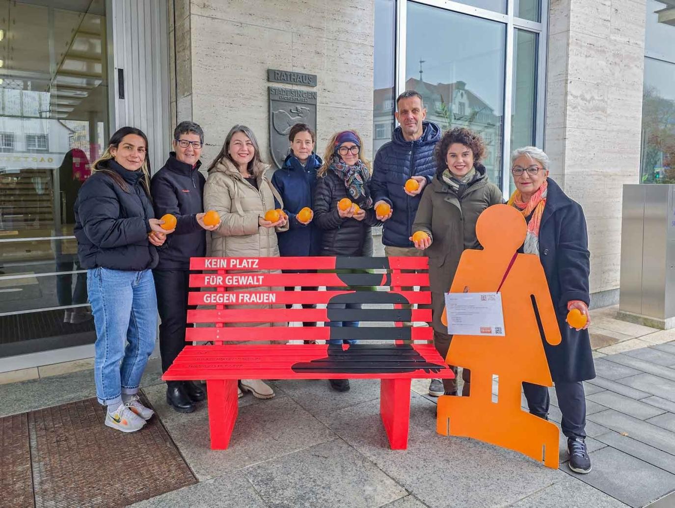 Sie machen in Singen auf den internationalen Tag zur Beseitigung von Gewalt gegen Frauen aufmerksam (von links): Linda Kelmendi, Petra Martin-Schweizer, Carmen Kilzer, Verena Ilg, Isabella Eisenhart, Marcel Da Rin, Eva Krause, Dr. Ulrike Roczyn.