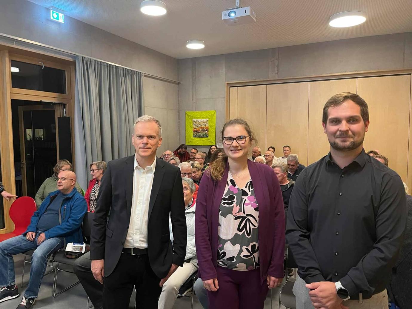 Eigenheimbesitzer wurden im Markus Familienzentrum informiert von (von links) Thomas Mügge, Fachbereichsleiter Bauen, Stadtplanerin, Sandra Fleschhut und Lukas Hoch, Klimaschutzmanager für die Wärmewende bei der Stadt Singen. Eigenheimbesitzer wurden im Markus Familienzentrum informiert von (von links) Thomas Mügge, Fachbereichsleiter Bauen, Stadtplanerin, Sandra Fleschhut und Lukas Hoch, Klimaschutzmanager für die Wärmewende bei der Stadt Singen.