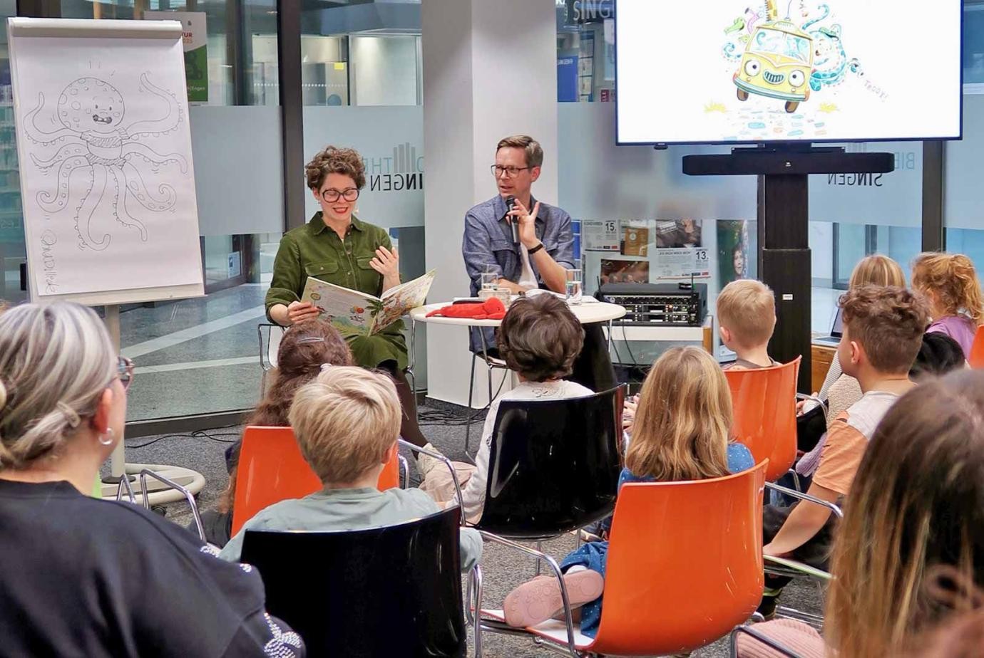 Die Lesung mit interaktivem Zeichenworkshop zum „OktoBus“ in der Stadtbücherei Singen fand großen Anklang bei den jungen Menschen.