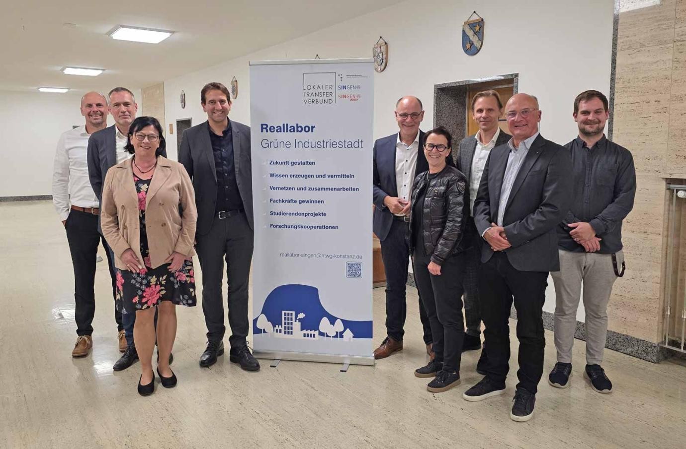 Sie unterstützen das Reallabor in Kooperation mit der HTWG (von links): Technischer Projektmanager, Klaus König, Transfermanager Stefan Stieglat, HTWG-Präsidentin Prof. Dr. Sabine Rein, Bundestagsabgeordneter Andreas Jung, Oberbürgermeister Bernd Häusler, Claudia Kessler Franzen (Geschäftsführerin Singen aktiv), Prof. Gunar Schubert (HTWG-Vizepräsident), Winfried Trah (Vorsitzender Singen aktiv) und Lukas Hoch.
