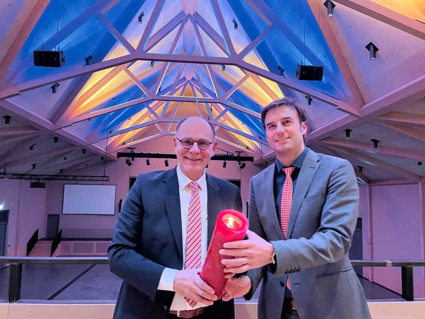 In der neuen Scheffelhalle 2.0 haben Oberbürgermeister Bernd Häusler und Landrat Zeno Danner als Zeichen des kollegialen Miteinanders im Landkreis die Kerze entzündet. In der neuen Scheffelhalle 2.0 haben Oberbürgermeister Bernd Häusler und Landrat Zeno Danner als Zeichen des kollegialen Miteinanders im Landkreis die Kerze entzündet.