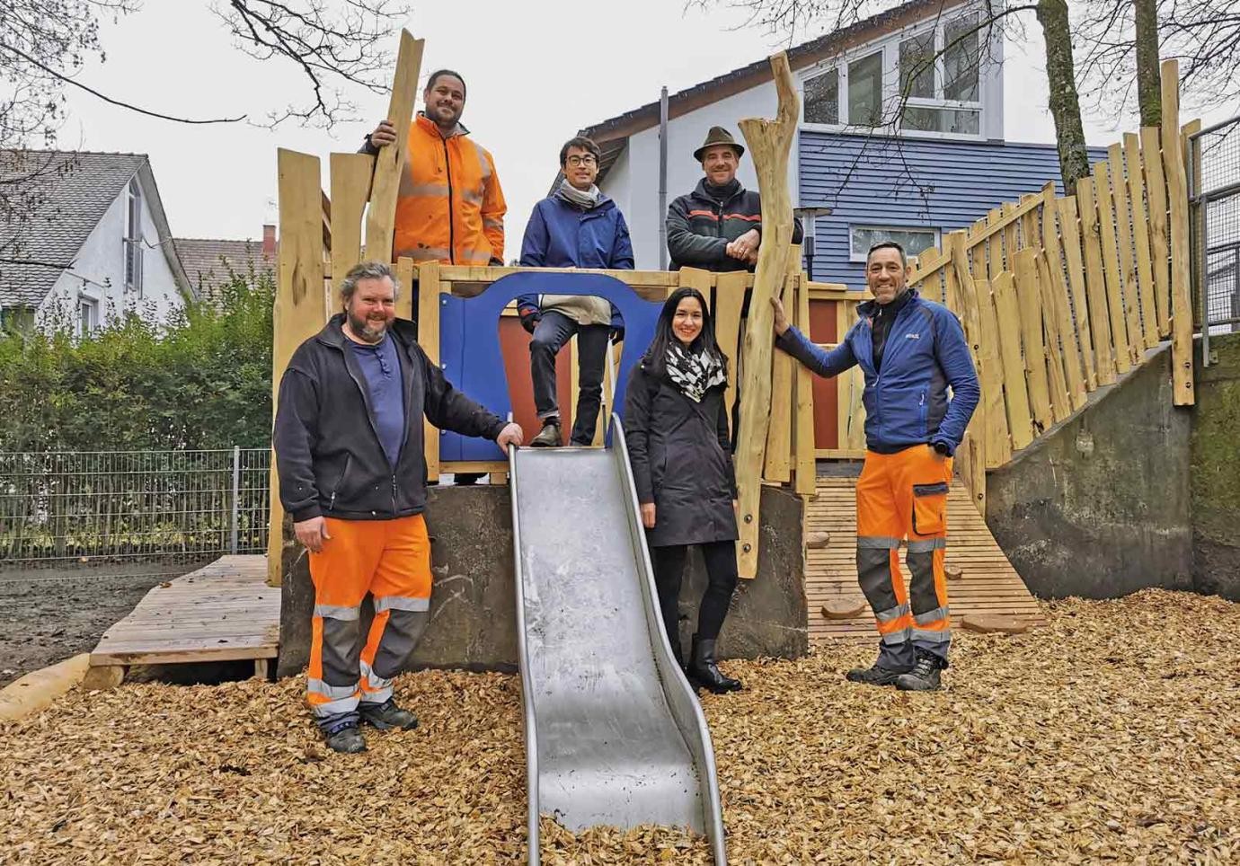 Freuen sich über das gelungene neue Spielgerät im Außenbereich der „Kindertagesstätte An der Aach“ (von links): Daniel Adam und Thomas Zimmermann (Technische Dienste), Kenta Koizumi (Abteilung Grün/Gewässer), Tamara Horak (Abteilung Kindertagesbetreuung), Revierförster Julian Filipp und Stefan Britsch (Technische Dienste).