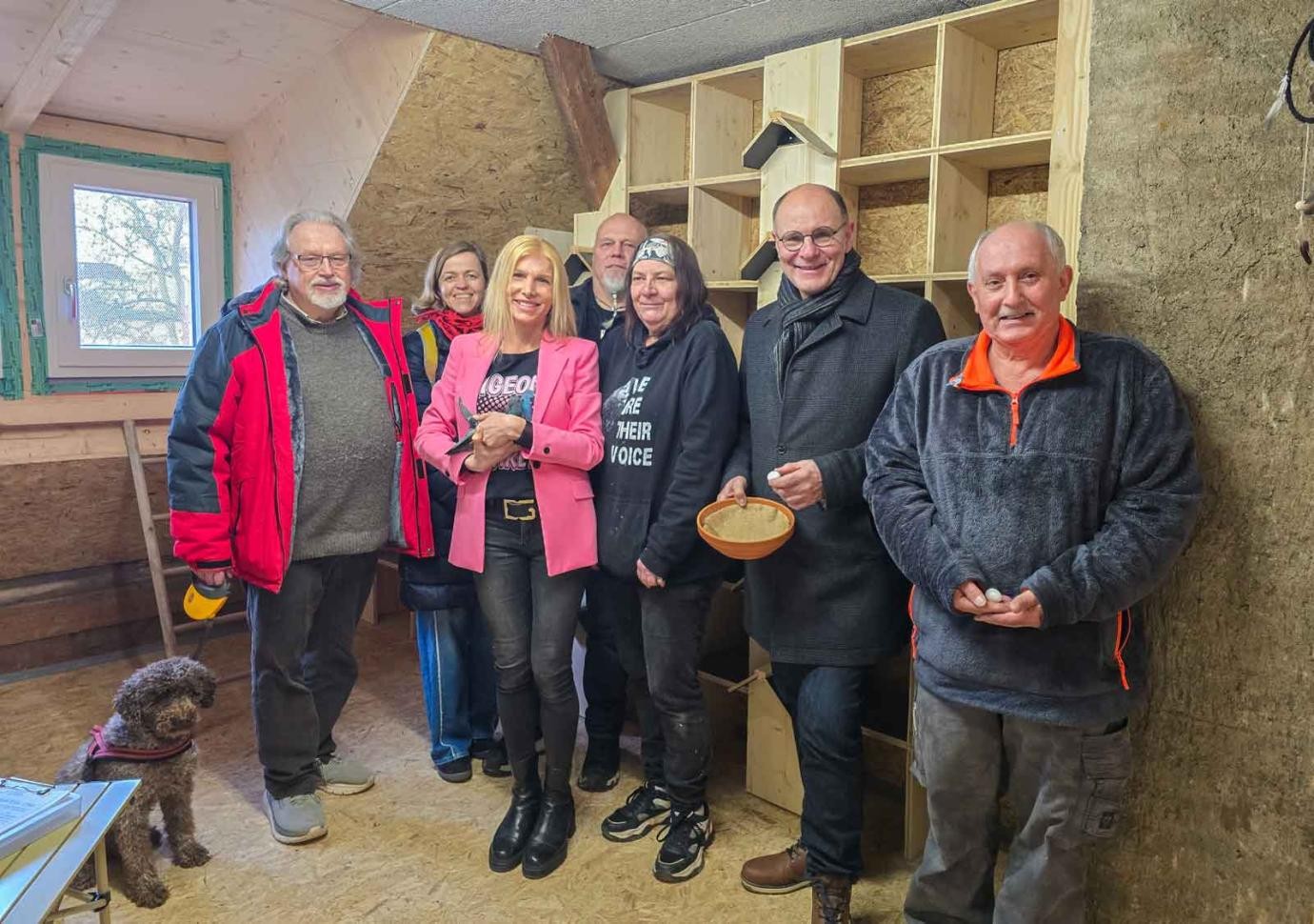 Im Taubenschlag vor den Nistkästen (v.r.): Peter Sauter (Stadttaubenhilfe), Oberbürgermeister Bernd Häusler, Taubenwartin Doris Grießhammer, Bernd Paschen (Gebäudemanagement), Eva Spaun (Stadttaubenhilfe), Sindy Bublitz (Umweltschutz, Mobilitätswende und Naturschutz) und Peter Mannherz.