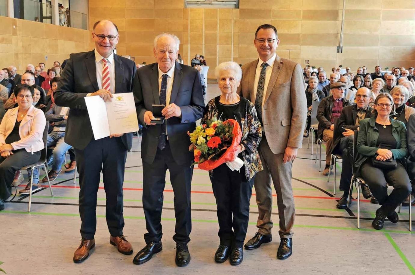 Nach der Verleihung der Staufermedaille im CURANA in Beuren (von links): Oberbürgermeister Bernd Häusler, Konrad und Erika Hauser, Ortsvorsteher Stephan Einsiedler. 