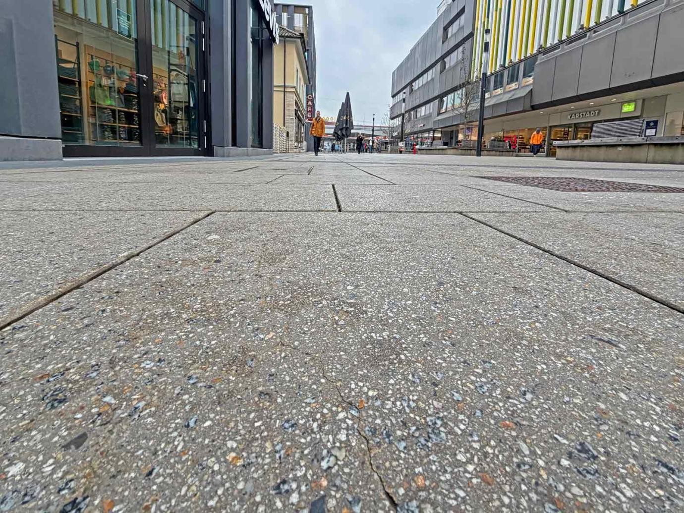 Risse in einer Betonplatte in der August-Ruf-Straße