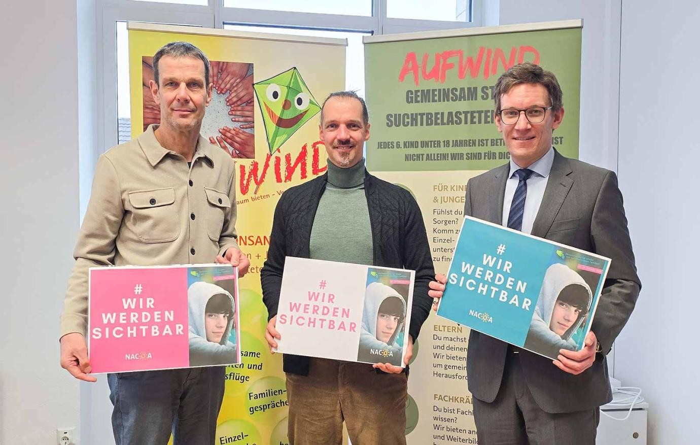 Die bundesweite Aktionswoche unter dem Motto #wirwerdensichtbar wird in Singen unterstützt von (von rechts) Bürgermeister Marcus Röwer, Lars Kiefer (Fachstelle Sucht) und Marcel Da Rin (Singener Kriminalprävention).