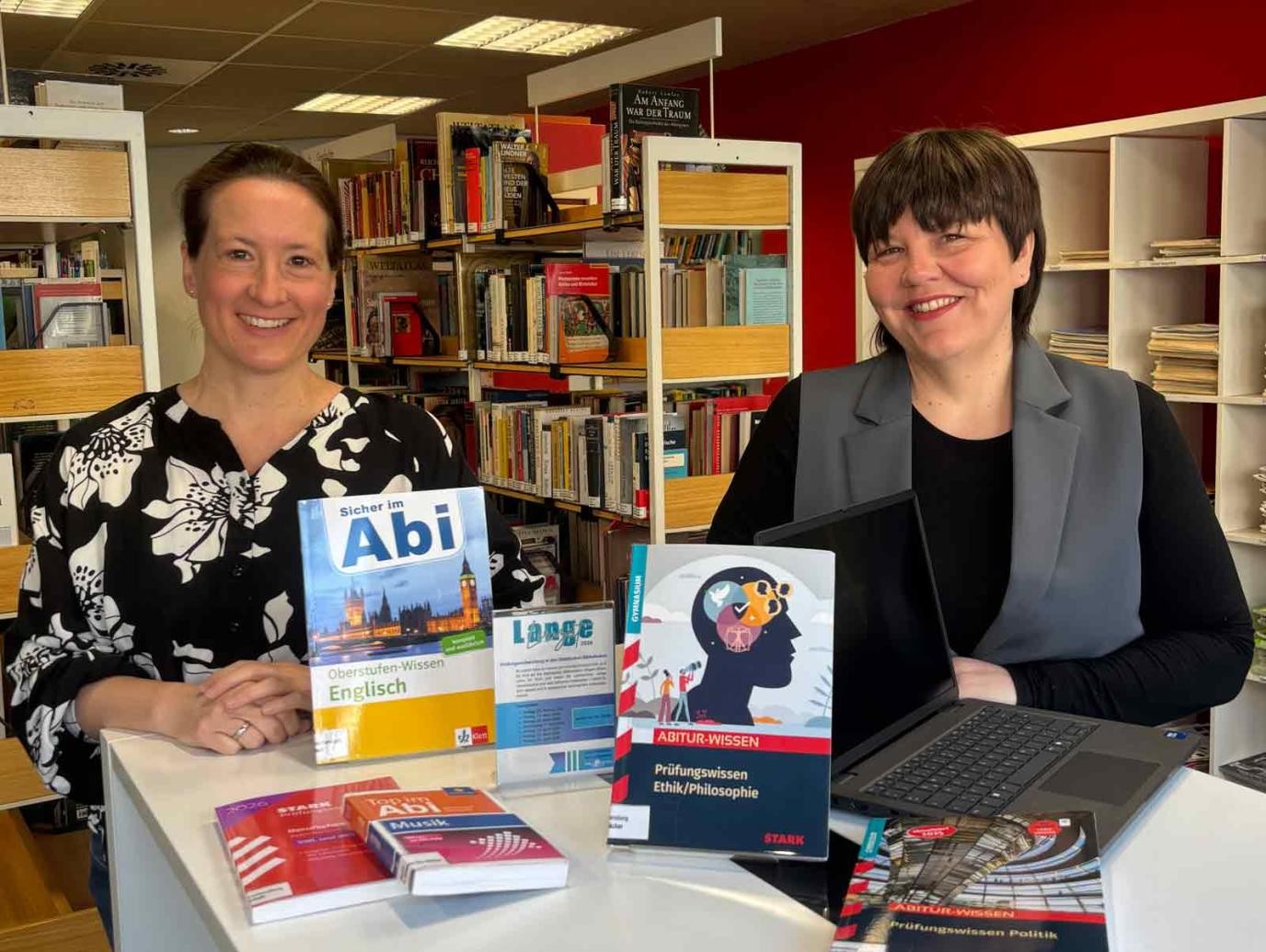 Tanja Fluck (rechts) und Christina Thürmer von den Städtischen Bibliotheken freuen sich auf viele junge Menschen, die das Angebot der Lernnächte in Anspruch nehmen.